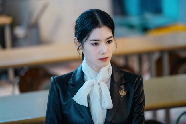 The King Jung Eun-chae transforms into South Koreas Koo Seo-ryeong, 180 degrees different from Korean Empires prime minister.In the last episode of SBS gilt drama The King - The Lord of Eternity (playwright Kim Eun-sook/director Baek Sang-hoon, Jung Ji-hyun/production Hua-dam Pictures), Jung Eun-chae found a woman who looked the same as himself in a newspaper that he had spent at his home.And the old bookAfter being told by her mother that she had seen someone similar to Irim (Lee Jung-jin), who was known to have died 25 years ago due to a reverse mother, she was shocked when the possibility of a reverse Irim was revealed due to a shooting at a New Year event.In response, Koo Seo-ryong asked Choi (Tae In-ho), the ex-husband of KU Group, who is being imprisoned in exchange for his quick release, to find videos related to Lee Rim that disappeared, raising tension.Above all, Jung Eun-chaes one-man two-player station, which was veiled in the 11th episode to be broadcast on the 22nd, will start full-fledged operation. Jung Eun-chae will start Korean EmpireIt is the youngest and the first female prime minister, and is showing the extreme of the splendor that rushes toward desire.South Koreas Gu Eun-ah, who has the same face as Koo Seo-ryeong but is 180 degrees different from head to toe, is suddenly appearing and heralds a big fight.Jung Eun-chae transforms into a South Korea gu Eun-ah, giving a strange atmosphere that heightens anxiety.In the drama, Gu Eun-a, who walked the road in South Korea Gwanghwamun, encounters Jeong Tae-eul (Kim Go-eun) fatefully.Gu Eun-a, who has a hair-tipped, round glasses, and a modest attire, reveals a completely different appearance from the Korean Empire, which is visible everywhere.The fact that I witnessed this is also shocked.I am wondering why the South Korea Gu Eun-ah, another of the Korean Empire Gu Seo-ryong, appeared late, and whether Gu Seo-ryong and Gu Eun-ah will meet across the parallel world.Jung Eun-chaes First appearance of South Korea Gu Eun-a was filmed on the street of Gwanghwamun in early May.Jung Eun-chae has been tense and excited as he challenged his first one-man two-player.I made thorough preparations by carefully checking hair, makeup, and style to express Korean Empire and South Korea Gu Eun-ah, which are all the same and all the same.Jung Eun-chae, who changed his tone and tone to distinguish it from a somewhat cool and cool old age, showed his enthusiasm for discussing with the director.Park Su-in