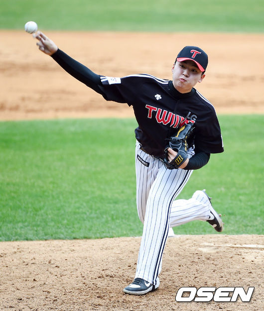 Lee Min-ho, the extraordinary rookie of the LG Twins, reported his first debut victory.Lee Min-ho, who had the opportunity to make his first debut in the away game against the Samsung Lions at the Deagu Samsung Lions Park on the 21st, threw a fastball, a cut fastball, a curve, and a forkball with a maximum of 151km, ...LG beat the Samsung Lions 2-0 to end their three-game series in the week with two wins and one loss; Park Yong-taik achieved his third career triple of 3,600.On the other hand, the Samsung Lions drank hard because the batting line was silent even in the achievement of the quality start plus of the starter.LG has formed a starting lineup with Lee Chun-woong (middle fielder), Hyun-soo Kim (left fielder)Che Eun Seong (right fielder)- Roberto Ramos (first baseman)-Kim Min-sung (third baseman)Park Yong-taik (designated hitter)-Jung Geun-woo (second baseman)-Yu Kangnam (captain)-Oh Ji-hwan (short shortstop) ...The Samsung Lions were in the order of Kim Sang-soo (2 baseman), Kim Dong-yeop (reputation hitter), Koo Ja-wook (left fielder), Lee Won-seok (first baseman), Lee Hak-ju (shortstop), Kim Hun-gon (right fielder) and Tyler Saladino (third baseman), Kang Min-ho (captain) and Park Hae-min (center).The lead-off score was for LG, who scored two first in the first inning with a left-handed two-run arch from Che Eun Seong following a double that passed the right-field key of the Hyun-soo Kim after one out.LG failed to add points after that, but Pitchers such as starting Lee Min-ho, Kim Yoon-sik and Jung Woo-young kept the victory by two points.Samsung Lions starter Won Tae-in threw well with two runs in seven innings, six hits (1 home run), two walks and six strikeouts, but also suffered a bruise of defeat.