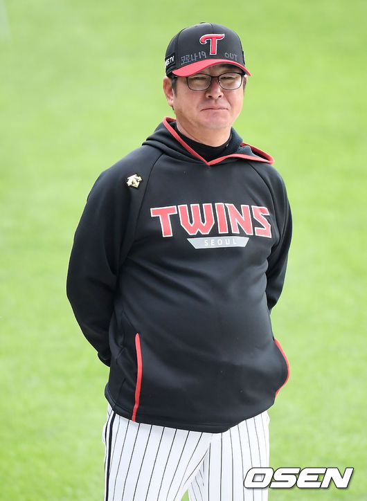 LG Twins coach Ryu Joong-il congratulated Lee Min-ho on achieving his first debut victory.Lee Min-ho achieved his first debut win with 513 innings without a single (fiHit 4 walks and two strikeouts) in an away Kyonggi against the Samsung Lions at DeaguSung Lions Park on Monday.The second pitcher, Kim Yoon-sik, achieved his first hold of debut with 13 innings without a run, and Lee Sang-kyu, who was on the mound in the ninth inning with two points ahead, reported his first save in the first inning.LG beat the Samsung Lions 2-0 to finish the third straight game of the week with a winning series.After Kyonggi, manager Ryu Joong-il said: I really congratulate Lee Min-ho on his first debut win, its his first start and he threw too well.We also celebrate Kim Yoon-seoks first hold and Lee Sang-kyus first save, as our bullpen pitchers are doing really well with Ko Woo-suk missing due to injury.Chae Eun-sungs two-point homer was good in the batting line. Meanwhile, LG announced on the 22nd that it will start Korean pitcher Casey Kelly in Kyonggi with KT.