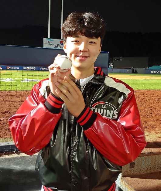 Lee Min-ho, a special rookie of the LG Twins, expressed his first victory.Lee Min-ho marked his first debut victory in the away Kyonggi against the Samsung Lions at Deagu Samsung Lions Park on Monday with a 5-1 inning, 1 hit 4 walks and 2 strikeouts.He threw a fastball of up to 151km, a cut fastball, a curve, and a forkball, and put the Samsung Lions to rest.Kim Yoon-sik (13 innings), Jung Woo-young (213 innings) and Lee Sang-kyu (1 innings) kept the victory by two points without a run.LG beat the Samsung Lions 2-0 to close three consecutive games in the week with two wins and one loss.Lee Min-ho said after Kyonggi, Yesterday, (Im) Chan Kyu-hyung told me how to prepare for the start, and before Kyonggi, he made it easier for catcher (Yu) Gangnam Lee to do well. Other seniors and coaches also said, If you throw as you do well, you will not be able to hit hitters.Thanks to that, I was able to throw more comfortably at the Mound. I really congratulate Lee Min-ho on his first debut win after Kyonggi, its his first start and he threw too well.We also celebrate Kims first hold and Lee Sang-kyus first save, as our Bullpen Pitchers are doing really well with Ko missing due to injury.Chae Eun-sungs two-run homer in the final was good. 