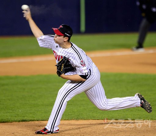 The LG Twins, led by Ryu Joong-il, won 2-0 against the Deagu Samsung Lions on Monday.As a result, LG has won two wins and one loss win series in three consecutive games and will be on the bus to Jamsil with a lighter heart.LG starter Lee Min-ho threw 86 pitches in 5.1 innings and led the team to a 2-0 victory with a 1 Hit 4 walks and 2 strikeouts.Kim Yun-stock (0.1 innings), Jung Woo-young (2.1 innings) and Lee Sang-kyu (1 innings) kept the victory by blocking the remaining 3.2 innings without a run.Kim Yun-stock added joy as he made his debut first hold, Lee Sang-kyu made saves.In the batting line, Che Eun Seong played a decisive role in the victory by scoring two points in the first inning.I really congratulate Lee Min-ho on his first start.I was so good even though I started my first start, he said. I congratulate Kim Yun-stocks first hold and Lee Sang-kyus first save.Our bullpen pitchers are really blocking us with the existing finishing pitcher Ko Woo-suk missing due to injury.Che Eun Seongs two-point homer was good in the batting line. Meanwhile, LG will play KT Wiz and home three consecutive games at Jamsil Stadium from 21st to 23rd.
