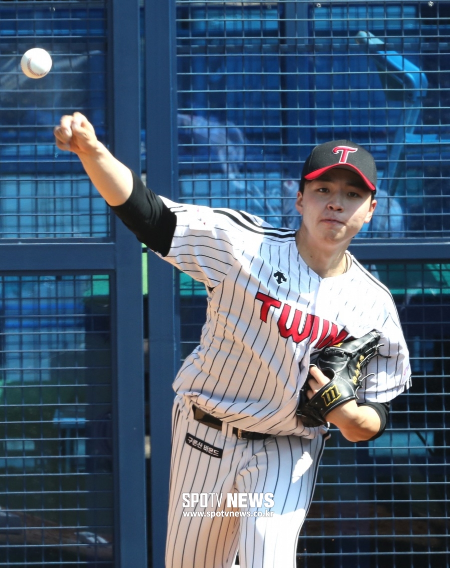 LG Twins coach Ryu Joong-il mentioned rookie Pitcher Lee Min-ho ahead of the 2020 Shinhan Bank SOL KBO League Samsung Lions Lions Lions and Kyonggi at the Deagu Samsung Lions Park on the 21st.Lee Min-ho, who wore the LG uniform for the first nomination of the 2020 rookie draft, pitched four innings in relief for 2Kyonggi this season, scoring one run (a visa).Lee Min-ho has his first start of the debut against the Samsung Lions on the day.Liu said of Lee Min-ho: Its a gallant pitcher, its developmental; its a quick motion that Pitcher has to have, a friend whos all well prepared for defense, checks are quick.Sometimes when the ball is strengthened, the shoulder opens and the ball blows. It is a good pitcher if you fix it. If I throw well today (21st), Ill keep throwing, and if I cant throw, Ill get off. I talked to PitcherKochi.Lee Min-ho said he wants to throw his ball comfortably; rather, if you think about throwing well, it can backfire, he said.Pitcher should be big while being right, Ryu said, adding that Lee Min-ho should also go through that process.I retired now due to an injury, but Yoon Seok-min, who was a KIA Tigers, had the most defeats with 18 losses, but later became the best pitcher in Korea.I hope I throw it comfortably, not sticking to victory, and I will empty my mind and look at it comfortably, and Pitcher will not throw it well because I use it.Im just going to applaud you, he added.LG will face Samsung Lions starter Pitcher Won Tae-in on the day.LG is Lee Chun-woong (center fielder), Kim Hyun-soo (left fielder), Chae Eun-sung (right fielder), Roberto Ramos (first baseman), Kim Min-sung (third baseman), Park Yong-taek (designated hitter), Jung Geun-woo (second baseman), Yoo Kang-nam (captain) and Oh Ji-hwan (Shortstop).