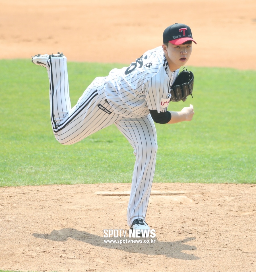 The LG Twins have won three consecutive games in the week.LG won 2-0 at the 2020 Shinhan Bank SOL KBO League Samsung Lions Lions and Kyonggi at the DeaguSamsung Lions Park on the 21st.LG won the championship with two wins and one loss after winning 10-6 at the Samsung Lions and Kyonggi on the 19th.LG has three consecutive dominant three-game series.LG starter Pitcher Lee Min-ho won his first victory against the Samsung Lions in a starter debut match with 513 innings, 1 hit, 4 walks, 2 strikeouts and no strikeouts.Despite his two runs and two walks in seven innings and six hits (1 homer), he was a loser because he did not have a batting average.LG picked up the lead with a homer early in the Kyonggi season; when there was no runner in the first inning, Hyun-soo Kim hit a double that passed the right field key.Che Eun Seong then flew a two-point arch in the left-hander; Che Eun Seong is the second homer of the season.Since then, Pitcher has started: Lee Min-ho has not given up a hit since he hit one hit in the first inning against the Samsung Lions.He gave up one walk per inning and pitched without a run. One Taein also lost and blocked the LG line.He scored two runs in the fourth inning, but he tied Oh Ji-hwan with a second baseman and handed Danger.LG lowered Lee Min-ho and raised Kim Yun-stock, Jin Woo-yong and Lee Sang-kyu to run the bullpen.Kim Yun-stock held Gu Ja-wook as a right fielder and was responsible for 13 innings; Jeong Woo-yeong blocked 213 innings and connected a scoreless Bhutton with nine runs.Lee Sang-kyu climbed the mound in the ninth inning and ended the teams victory.