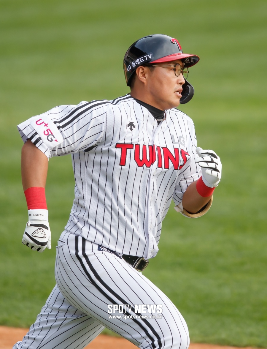 The LG Twins have won three consecutive games in the week.LG won 2-0 at the 2020 Shinhan Bank SOL KBO League Samsung Lions Lions and Kyonggi at the DeaguSamsung Lions Park on the 21st.LG won the championship with two wins and one loss after winning 10-6 at the Samsung Lions and Kyonggi on the 19th.LG has three consecutive dominant three-game series.LG starter Pitcher Lee Min-ho won his first victory against the Samsung Lions in a starter debut match with 513 innings, 1 hit, 4 walks, 2 strikeouts and no strikeouts.Despite his two runs and two walks in seven innings and six hits (1 homer), he was a loser because he did not have a batting average.LG picked up the lead with a homer early in the Kyonggi season; when there was no runner in the first inning, Hyun-soo Kim hit a double that passed the right field key.Che Eun Seong then flew a two-point arch in the left-hander; Che Eun Seong is the second homer of the season.Since then, Pitcher has started: Lee Min-ho has not given up a hit since he hit one hit in the first inning against the Samsung Lions.He gave up one walk per inning and pitched without a run. One Taein also lost and blocked the LG line.He scored two runs in the fourth inning, but he tied Oh Ji-hwan with a second baseman and handed Danger.LG lowered Lee Min-ho and raised Kim Yun-stock, Jin Woo-yong and Lee Sang-kyu to run the bullpen.Kim Yun-stock held Gu Ja-wook as a right fielder and was responsible for 13 innings; Jeong Woo-yeong blocked 213 innings and connected a scoreless Bhutton with nine runs.Lee Sang-kyu climbed the mound in the ninth inning and ended the teams victory.