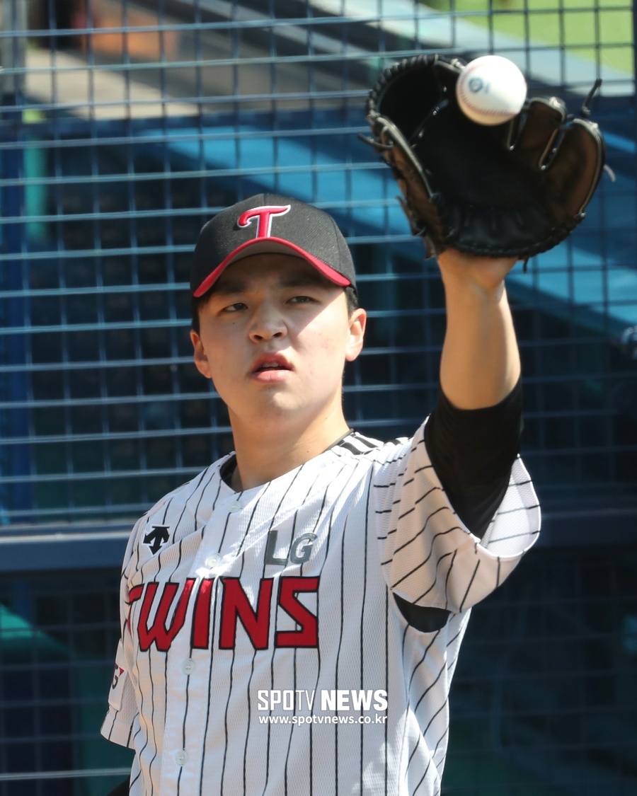 LG Twins Lee Min-ho has played a brilliant starter Debut.Lee Min-ho started the Twenty20 Shinhan Bank SOL KBO League Samsung Lions Lions and Kyonggi at the Deagu Samsung Lions Park on the 21st, and played 513 innings, 1 hit 4 walks and 2 strikeouts.LG won 2-0; Lee Min-ho won his first debut victory in the starting Debut.Lee Min-ho wore LG uniform for the first nomination of the 2020 rookie draft.He made a relief appearance against Doosan this season in 2Kyonggi and announced his potential by pitching one run (non-emissions) in four innings.I throw it briskly, said former LG coach Ryu Jung-il of Kyonggi. Lee Min-ho said the future is bright.Lee Min-ho faced the Samsung Lions batting line with a brilliant pitch.Lee Min-ho was on the mound in the first inning with Chae Eun-sungs two-run lead, leading 2-0 with a two-run lead; Kim Sang-su and Kim Dong Yub caught center fielders flying ball.Koo Ja-wook allowed a first base and deflected Hit but finished the inning by turning Lee Won-seok to shortstop grounder.In the second inning, he gave a walk to the lead hitter, Hak-ju Lee; however, he caught Hak-ju Lee in check.Lee Min-ho continued his scoreless pitching by blocking Kim Hun-gon with shortstop grounder and Saladino with third baseman grounder.Lee Min-ho continued his pitching run; struck out Kang Min-ho in the third inning and tied Park Hae-min with center fielders.Kim Sang-su gave a walk but ended the inning by inducing shortstop grounders against Kim Dong Yub.In the fourth inning, Lee Min-ho caught Koo Ja-wook and Lee Won-seok as flying balls.Lee Min-ho, who continued his momentum, also pitched in the fifth inning; Lee Min-ho, who tied Saladino with a right fielder, gave Kang Min-ho a walk.In the first inning, Lee Min-ho struck out Park Hae-min and Kim Sang-su with a right fielder, completing five scoreless pitches in five innings.Lee Min-ho climbed to the Mound in the sixth inning to catch the lead hitter Kim Dong Yub as first baseman and then passed the Mound to make his first start of the debut scoreless.