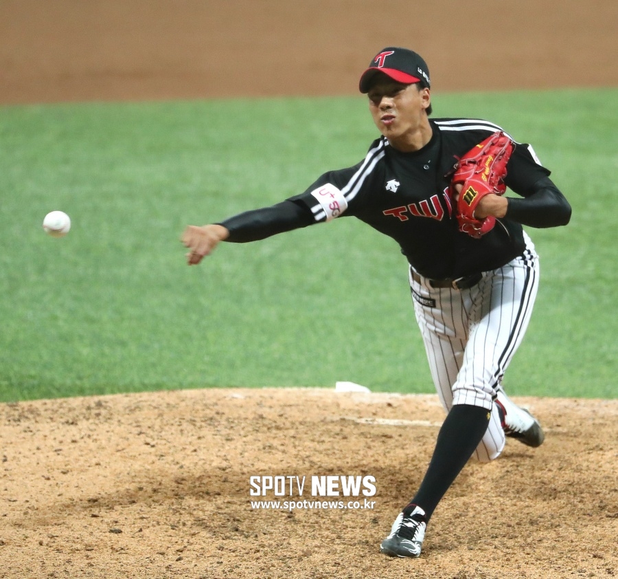 The LG Twins young Pitcher Jean climbed to the Mound in turn and blocked the Samsung Lions line.LG won 2 - 0 at the 2020 Shinhan Bank SOL KBO League Samsung Lions and Kyonggi at the DeaguSamsung Lions Park on the 21st.LG will be in 2019, 2020 yearThe newcomers appeared on the Mound, completely blocking the Samsung Lions batting line.LG Cole Hamels is Lee Min-ho. Lee Min-ho is the 20th year of Lee Min-ho, who is the Graduate of the Seoul school -He wore LG uniforms under the first name of the rookie draft; he was already making a relief appearance at 2Kyonggi this season, scoring one run (a visa).Lee Min-ho tied the Samsung Lions batting perfectly with Cole Hamels on the day.Lee Min-ho pitched a 1-hit four-foot, two strikeouts and no runs in 513 innings at Mound; the player who took over Mound was Kim Yun-stock.Kim Yun-stock, who made the gradient of Seo Seok-cho in Gwangju - Mudeung-jung - Jinheung-go,New draft picks LG nominations in the third round of the second round; Kim Yun-stock scored 13 scoreless innings.Pitcher, who followed the Mound, became the LG Man with 15th place in the second round of 2019, after receiving the Rookie of the Year award last year.Jeong Woo-yeong scored no runs in two hits in 213 innings, and struggled to neutralize the Samsung Lions in the eighth inning.Mounded in eight innings, Pitcher is a young Pitcher, two high school rookies and a second year debut, a Kyonggi glimpse into LG Mounds bright future.