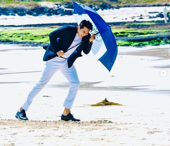 Actor Song Seung-heon has released footage of the shooting scene of Drama.Song Seung-heon posted two photos on his 21st day with an article entitled Winda Stop ~!!In the open photo, Song Seung-heon appeared to walk against Wind with a blue umbrella.Actor Ishian laughed with a comment saying, I know you do not blow your brother ... Wind.Meanwhile, MBC Drama I want to eat with you, starring Song Seung-heon, will be airing on the 25th.Photo: Song Seung-heon SNS