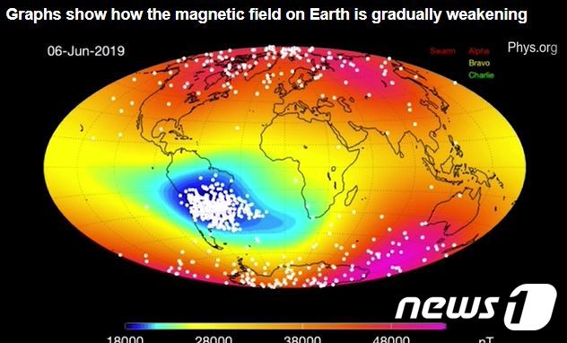 ESA '스웜' 자기장 지도. 파란색부분이 자기장이 특히 약화한 지역이다.  © 뉴스1