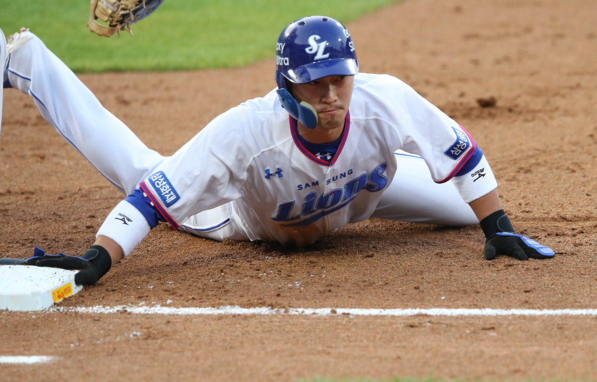 The early silence of the Samsung Lions batting line is getting longer: lack of clear fixers makes scoring poor.Kim Sang-su Kim Dong Yub Koo Ja-wooks top line is relatively active, but the process of bringing in runners is difficult.Even the fourth and fifth Hak-ju Lee are also burdened with a slightly unfamiliar center line. Saladino, a foreign hitter, still needs to adapt.However, it is difficult to expect a surprise performance in the lower batting line at present.The situation is so that they are dedicating victory to unfamiliar new-class Pitchers one after another.On the 21st, Daegu LG won the first game of the debut with a 513 innings and one hit in the first inning to Lee Min-ho, a high school graduate who came up from the second group.It is the second time this season that KT has lost to a high school graduate.The fact that the compositional destructive power is low is true.However, Lee Min-ho Kim Yoon-sik, Jung Woo-young, Lee Sang-gyu and other LG rookies were not even able to hit second base and were not enough to get 0-2.There is a vague aspect to the problem of the batting cycle: it may be temporarily in a collective slump, but it is definitely a problem that it is not organized.The only way to hit each batter is not the only way to attack.It is a pity that the lack of attack power of various routes that put the opponent Pitcher in the corner with batting, active ball count fight, and nervous play that are changing every moment.The response should be different for the innings leading batter and the chances.The pitch and psychology of the opponent Pitcher, the Kyonggi flow, and the match against the right-hand batter are the elements that should be arranged in the head in the waiting at-bat.As of Monday, the Samsung Lions have the lowest batting average in the league, with most of the batting averages including team batting average (0.224), on-base percentage (0.296), and slugging percentage (0.336).The hole-work alone has limitations in scoring; there are many fast hitters, but opponent Pitcher knows the Samsung Lions active playing baseball Miri and is persistently alert.Recently, many checkers have been cut off from the attack flow, and the advantage of maneuvering power is also shrinking slightly.The Samsung Lions lineup can not be said to be Powerful, but there are many veterans and many people who can solve the blocked Kyonggi flow.Lee Min-ho, who started LG on the 21st, was the first starter of the professional debut.The batters needed to actively use the young Pitchers flesh-and-ice hearing, which was inevitable.I should have shaken my anxiety with an effective ball-count fight and a juru play that disperses Pitchers nerves.Lee Min-ho had allowed five walks in three innings in the Futures League Doosan on the 16th, which was just before.Former LG coach Ryu Jung-il also did not expect much results from Lee Min-hos first appearance, Ryu said, I hope you dont stick to winning and throw comfortably.I will empty my mind and look at it comfortably. I also set up a plan for early steel sheets.However, the Samsung Lions hitch did not find a breakthrough in a stronger position than Lee Min-ho thought.Lee Min-hos ball was powerful on the day, but it was also caught by the momentary force and the shoulder was opened.I was able to fight a ball count with the timing of fastballs such as fastballs and cutters.If the Samsung Lions hitter actively pressed Lee Min-ho early in Kyonggi, the young high school graduate Pitcher could be self-destructive.The second and third leading hitters, Hak-ju Lee and Kang Min-ho, each played seven games each, but the results were not good.Hak-ju Lee, who walked in Musa, was a checker and Kang Min-ho struck out a swing on the curve.It was also a pity shortly after Kim Sang-su hit a straight walk after two outs in the third inning, trailing 0-2.Kim Dong Yub is currently the most Powered and most likely hitter on the Samsung Lions batting line.He had a good look at the first pitch that came in to catch the ball count right after the straight walk, and the real pitch was a 146-kilometer fastball in the middle, but Kim Dong Yub was not willing to hit.The second out-of-way corner pulled the slider to the ground ball, which was a sad moment when I could not utilize the uneasy psychology of Pitcher, a high school graduate.Eventually, with the Samsung Lions failing to make an effective effort, Lee Min-ho won his first debut victory relatively easily.He was able to fill five innings in 83 pitches and have his first victory requirement.The blow has a cycle; the Samsung Lions batting line cant continue to be sluggish; neither can the rise continue.However, leaving the condition, only the hit + aggressive ball count fight to the situation should continue throughout the season, so that the path to autumn baseball is opened.