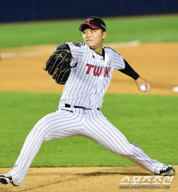 May 21, 2020 will likely be a memorable day for LG fans, with four Pitchers taking the mound for Samsung.Surprisingly, all three Pitchers were under 20 years old.Kim Yun-stock, who came out as a salvation, was 20 years old, 1 month 18 days, and Jeong Woo-yeong was 20 years old, 9 months and 2 days.According to Sports Two Eye, it was the first time in team history that LG filled the first three Pitchers with Pitchers under 20 years old.Lee Sang-kyu, who came out as a finisher, was also a 23-year-old seven-month-one day Young Gun.And they led LG to a 2-0 win with a brilliant scoreless win, a monumental day in which LGs futures took charge of a Kyonggi.Chae Eun-sung scored the finish with a two-run homer in the first inning.Lee Min-ho is a player who Ryu Joong-il originally said was a secret weapon.Song Eun-bum, who was scored in the fourth inning ahead of the opening ceremony, collapsed with five runs in 2-3 innings at Doosan on the 6th, and Ryu reorganized the Pitcher rotation.Wilson, Kelly, Cha Woo-chan and Lim Chan-gyu were fixed, so the rest of the starters were the problem.Were going to set up a starting rotation with six pitchers, said Ryu Joong-il.Jeong Chan-Heon and Lee Min-ho will take turns, he said. Its a kind of 5.5 selection.After returning to the starting lineup after 12 years, Jeong Chan-Heon needs enough recovery time after his back surgery.Jeong Chan-Heon, who scored three runs in seven innings in Kiwoom on the 16th, fell out of the first-team entry the next day.Im going to give Jeong Chan-Heon a break and fill the gap with rookie Lee Min-ho, Ryu said on Tuesday.Pitcher Lee Min-ho, a high school rookie who graduated from Hwimungo and wore LG uniforms this season, showed good performance in his own blue-white battle and practice.However, there was a evaluation that it was difficult to play immediately because it was 18 years old, but on the 21st, he showed a brilliant pitching that did not give up a run in the first inning of his life.Helds were 86 (51 strikes); fastball maximum restraint was up to 151 km; strikeouts took two; it was impressive to see him throw the ball without strain.In the second inning, he hit Hak-ju Lee with a walk and escaped from the crisis by in-N-Out Burger with a direct check.When Lee Min-ho grabbed In-N-Out Burger in the sixth inning and came down from the mound, Ryu Joong-il was hit with a dad smile.The player behind rookie Lee Min-ho was also rookie Kim Yun-stock.Left-hander Kim Yun-stock handled Koo Ja-wook as right fielder Fly In-N-Out Burger in the bottom of the sixth inning and recorded his first hold of his career.Next up is last years rookie king, Jeong Woo-yeong.Jeong Woo-yeong took the second hold of the season by hitting only one hit and scoring no runs in two and three innings.In the bottom of the ninth inning, Lee Sang-kyu made the mound; Lee Sang-kyu allowed a walk to leading hitter Koo Ja-wook, but he handled the next batter Lee Won-seok as a sick man.He then finished Kyonggi with a second baseman grounder to Hak-ju Lee, his first save of the year.Congratulations on Lee Min-hos first start, said Ryu Joong-il, head coach. I threw too well.Kim Yun-stocks first hold, Lee Sang-kyus first save, also celebrates.Our bullpens are really keeping us from going with Ko Woo Seok missing from injury, he said.LG fans were also caught in the mouth by the prospects. LG, which was evaluated as unstable in the 4th and 5th selection ahead of the opening ceremony, found new hope as Lee Min-ho showed the possibility.Ko Woo Seok has also been out of power in the bullpen, but Young Gun such as Jeong Woo-yeong and Lee Sang-kyu are filling the spot well.LG, which has been challenging the championship for 26 years since 1994, kept second place after NC (12 wins and 2 losses) with 9 wins and 5 losses.Lee Min-ho, 21-year-old Samsung match-free starter Kim Yun-stock, Jin Woo-yong and Lee Sang-kyu, the young bullpen leading to the back door is definitely cracking down.