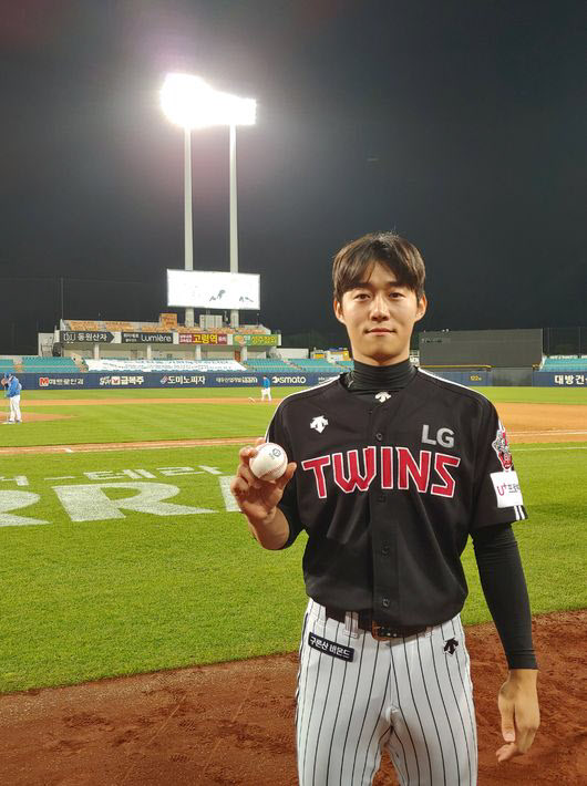 May 21, 2020 will likely be a memorable day for LG fans, with four Pitchers taking the mound for Samsung.Surprisingly, all three Pitchers were under 20 years old.Kim Yun-stock, who came out as a salvation, was 20 years old, 1 month 18 days, and Jeong Woo-yeong was 20 years old, 9 months and 2 days.According to Sports Two Eye, it was the first time in team history that LG filled the first three Pitchers with Pitchers under 20 years old.Lee Sang-kyu, who came out as a finisher, was also a 23-year-old seven-month-one day Young Gun.And they led LG to a 2-0 win with a brilliant scoreless win, a monumental day in which LGs futures took charge of a Kyonggi.Chae Eun-sung scored the finish with a two-run homer in the first inning.Lee Min-ho is a player who Ryu Joong-il originally said was a secret weapon.Song Eun-bum, who was scored in the fourth inning ahead of the opening ceremony, collapsed with five runs in 2-3 innings at Doosan on the 6th, and Ryu reorganized the Pitcher rotation.Wilson, Kelly, Cha Woo-chan and Lim Chan-gyu were fixed, so the rest of the starters were the problem.Were going to set up a starting rotation with six pitchers, said Ryu Joong-il.Jeong Chan-Heon and Lee Min-ho will take turns, he said. Its a kind of 5.5 selection.After returning to the starting lineup after 12 years, Jeong Chan-Heon needs enough recovery time after his back surgery.Jeong Chan-Heon, who scored three runs in seven innings in Kiwoom on the 16th, fell out of the first-team entry the next day.Im going to give Jeong Chan-Heon a break and fill the gap with rookie Lee Min-ho, Ryu said on Tuesday.Pitcher Lee Min-ho, a high school rookie who graduated from Hwimungo and wore LG uniforms this season, showed good performance in his own blue-white battle and practice.However, there was a evaluation that it was difficult to play immediately because it was 18 years old, but on the 21st, he showed a brilliant pitching that did not give up a run in the first inning of his life.Helds were 86 (51 strikes); fastball maximum restraint was up to 151 km; strikeouts took two; it was impressive to see him throw the ball without strain.In the second inning, he hit Hak-ju Lee with a walk and escaped from the crisis by in-N-Out Burger with a direct check.When Lee Min-ho grabbed In-N-Out Burger in the sixth inning and came down from the mound, Ryu Joong-il was hit with a dad smile.The player behind rookie Lee Min-ho was also rookie Kim Yun-stock.Left-hander Kim Yun-stock handled Koo Ja-wook as right fielder Fly In-N-Out Burger in the bottom of the sixth inning and recorded his first hold of his career.Next up is last years rookie king, Jeong Woo-yeong.Jeong Woo-yeong took the second hold of the season by hitting only one hit and scoring no runs in two and three innings.In the bottom of the ninth inning, Lee Sang-kyu made the mound; Lee Sang-kyu allowed a walk to leading hitter Koo Ja-wook, but he handled the next batter Lee Won-seok as a sick man.He then finished Kyonggi with a second baseman grounder to Hak-ju Lee, his first save of the year.Congratulations on Lee Min-hos first start, said Ryu Joong-il, head coach. I threw too well.Kim Yun-stocks first hold, Lee Sang-kyus first save, also celebrates.Our bullpens are really keeping us from going with Ko Woo Seok missing from injury, he said.LG fans were also caught in the mouth by the prospects. LG, which was evaluated as unstable in the 4th and 5th selection ahead of the opening ceremony, found new hope as Lee Min-ho showed the possibility.Ko Woo Seok has also been out of power in the bullpen, but Young Gun such as Jeong Woo-yeong and Lee Sang-kyu are filling the spot well.LG, which has been challenging the championship for 26 years since 1994, kept second place after NC (12 wins and 2 losses) with 9 wins and 5 losses.Lee Min-ho, 21-year-old Samsung match-free starter Kim Yun-stock, Jin Woo-yong and Lee Sang-kyu, the young bullpen leading to the back door is definitely cracking down.