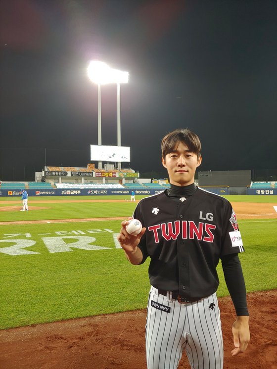 LG held the second place in the team with a 2-0 win over the Samsung Lions and Kyonggi at Deagu on the 21st.It was a more valuable victory for the performance of the Young-guns on the day with the three consecutive dominant series.Lee Min-ho, who graduated from Whimungo and joined LG as the first LG Pitcher in 2020, made his first professional debut and went down the Mound with just one hit, no runs in 513 innings.Kim Yoon-sik, who was named in the second round of 2020, took left-handed Koo Ja-wook as a right fielder, and Jung Woo-young, a rookie in 2019, blocked 213 innings without a run.Lee Min-hos first professional debut with three out counts left until his first start.Ko Woo Seok, who made 35 saves last year, has been suffering from knee surgery, and LG has maintained Lee Sang-kyu and Ko Woo Seok double stopper systems.Lee Sang-kyu was also hit with an thrilling back.He was named to the 70th place in the second round of LG in 2015, and was a three-digit number player, but he was registered as a regular player only last year and he was on the Kyonggi that year.Lee Sang-kyu, who has been prominent since spring camp this year, has become a must-win player through his own Cheongbaekjeon and Kyonggi, and he pitched well in the 2012 Korea Professional Baseball season 7Kyonggi to the Earled run average 2.16.In the absence of Ko Woo Seok, he emerged as a temporary finish. Lee Sang-kyus career was recorded in the first win of the professional and the first hold before SK on the 14th and Kiwoom on the 16th.And he added the first save of the day.Lee Sang-kyu made the ninth inning and allowed a walk in the game against the leading hitter Koo Ja-wook, who boasts the hottest hit in the team these days.It was a two-point lead, so if you hit a home run, you could blow up Lee Min-hos first win in an instant.However, he caught Lee Won-seok in front of shortstop, and Lee Hak-joo also finished the Kyonggi with an infield grounder.He kept Lee Min-hos first win and recorded his first save.Only then did Lee Sang-kyu shake off the burden and rejoice.Lee Sang-kyu said: I was nervous today, I havent been on a few Kyonggi trips, but I think Im the most nervous of the start so far, actually Im still shaking.I am grateful and happy for my first save, but I feel like I have not been able to throw my ball because I am nervous. The result was good, but I felt a lot of lack of content.I wanted to protect Lee Min-hos first win over my first save; congratulations on Lee Min-hos first professional debut, he said.