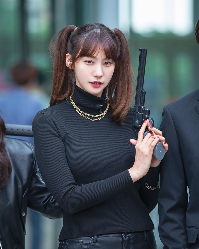 The site of the Yoo In-young pledge was unveiled.Actor Yoo In-young posted a picture and a photo on his Instagram on May 21, entitled Auditorship Commitment: Park Ye-eun.In the photo, Yoo In-young wore a leather glove in an all-black costume and gave a charismatic atmosphere.Here, I took the head of the lamb and the flag with the word Park Ye-eun without evil and added a cute reversal charm to the gaze.minjee Lee