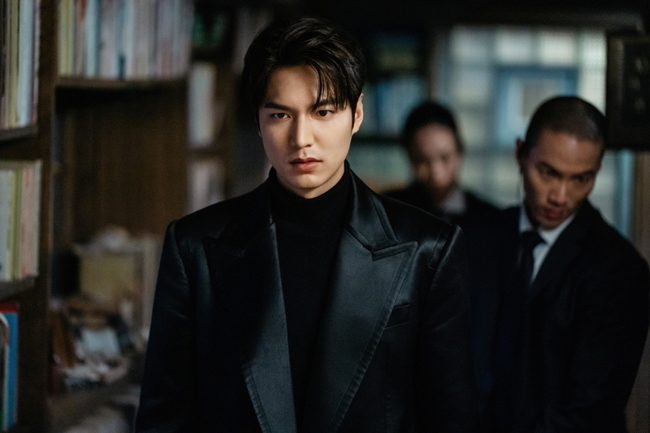 Lee Min-ho, the monarch of The King - Eternal, is caught at the scene of the Mugwort Field Shooting, which kills Reversal Trace, foreshadowing revenge for Lee Rim.SBS Golden Land (played by Kim Eun-sook/directed by Baek Sang-hoon and produced by Jung Ji-hyun/produced by Hwa-Nam Pictures) is a fantasy romance set in World of Parallel, which consists of two Worlds: Korean Empire and Korea.Through the narrative of Lee and Jeong Tae-eul, who cooperate against the demon who broke the balance of parallel world and confirm the fateful love, they are re-awakening the value of life, love and people that have been faded and conveying deep echo.Above all, in the last 10 episodes, Lee (Lee Min-ho) confronted Lee Lim (Lee Jung-jin), who was his face 25 years ago, and said, Reversal, Lee Rim!I warned him, But Irim, who used the sprinkler, was in front of him because he threatened the people with a gunfight.In an unageing state, Lee, who learned the purpose of Lee Lim, who dreams of a spectacular resurrection in Korean Empire, said in an official announcement that he would offset his opinion on the possibility of Lee Lim being alive and wipe out Reversal remnants.Then, Lee Lim, who was in crisis, murdered Lee Jong-in (Jeon Moo-sung), the closest neighbor of Lee, and brutally provoked him, and Leeon burned his will for revenge.On May 22, Lee Min-ho starts to counterattack the bookstore, which is the base of the Reversal remnants that support the Irim, and raises the tension of the heart.In the play, Igon is accompanied by a guard, and a screen raiding a bookstore, a secret place of Irim.The bookstore, which was full of bloody gunshots, quickly turns into a mugwort field, and Igon, who looks down at the fallen water of Irim, bleeding, makes a cold and cold look like an ice field.The boiling anger is divided into abstract and unfavorable orders, and Lee declares that the war with Irim has broken out.I wonder if Igon, who has given a warning through the treatment of the Reversal remnants, will win the bloody war with Irim.Lee Min-hos declaration of war on the forest was filmed at a set in Yongin, Gyeonggi Province in early May.Lee Min-ho was nervous and tense ahead of this scenes shooting, which begins a strong counterattack against Lee.Lee Min-ho was seriously immersed in catching up with the sentiment line, reducing his words even as the staff was busy moving due to the preparations for the shooting.And when I entered the filming, Lee Min-ho expressed the sadness, anger, and resentment of Igon as well as the dignity of the sad and the sad, and led to a high response of the scene.kim myeong-mi