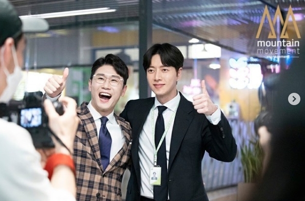 ..Kemie the same ageActor Park Hae-jin and singer Young Taks Lame Intern shooting behind-the-scenes cut has been unveiled.On May 22, Actor Park Hae-jin official Instagram said, Thanks to Young Tak, who played a wonderful act, I was fun ~ I would like to express my gratitude to Lim Young-woong and Mr. Trotman on behalf of all the Lame International team.Thank you. The photo shows Park Hae-jin and Young Tak posing affectionately on the MBC tree drama Lame Internet.The warm chemistry of Park Hae-jin and Young Tak, who are 83 years old, is impressive.Park Hae-jin Kim Eung-soo Young Tak, who is raising his thumb in front of a snack car, also catches his eye.kim myeong-mi