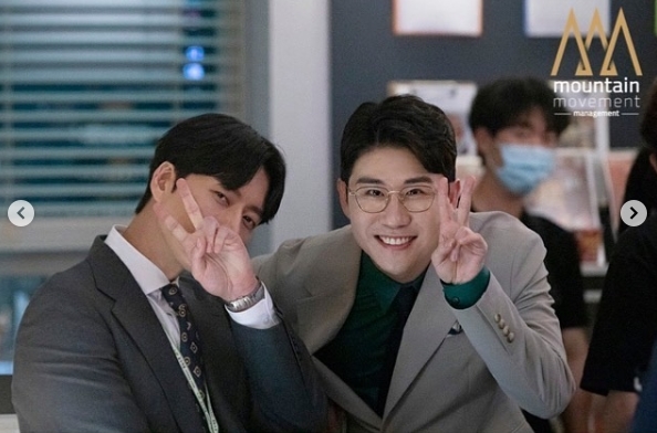 ..Kemie the same ageActor Park Hae-jin and singer Young Taks Lame Intern shooting behind-the-scenes cut has been unveiled.On May 22, Actor Park Hae-jin official Instagram said, Thanks to Young Tak, who played a wonderful act, I was fun ~ I would like to express my gratitude to Lim Young-woong and Mr. Trotman on behalf of all the Lame International team.Thank you. The photo shows Park Hae-jin and Young Tak posing affectionately on the MBC tree drama Lame Internet.The warm chemistry of Park Hae-jin and Young Tak, who are 83 years old, is impressive.Park Hae-jin Kim Eung-soo Young Tak, who is raising his thumb in front of a snack car, also catches his eye.kim myeong-mi