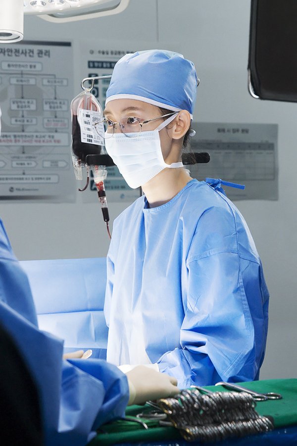 Shin Hyun-bins surgery behind-the-scenes cut, which is a big role as the third year of Surgeon The Resident in TVN 2020 Mokyo Specials Sick Doctor Life, is being revealed and is drawing attention.The Resident, who took the first stride, added confidence in Character with his dense eyes and made it peak in the hearts of viewers cheering Shin Hyun-bin.In addition, he made a deep impression by delicately drawing the process of growing one step by one as a good doctor.Expectations are high for Shin Hyun-bins all-weather performance, which will continue to the end of his sweet doctor life, which leaves only one time.