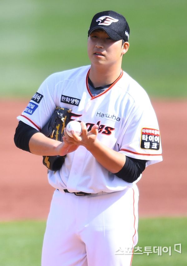 A new wind is blowing in the starting mound.In the 2020 season, KBOUEFA Champions League opened on the 5th in the aftermath of Corona 19, and each team played 15Kyonggi in 14Kyonggi.As the number of Kyonggi piles up, early report cards for Cole Hamels, who are spinning their starting rotation, are coming out.Interestingly, the Young Gun Cole Hamels of each team were placed at the top of the report card.Currently, all of the Cole Hamels (Gujo, Exclusion, Kim Min-woo, and Choi Chae-heung) under 25 are occupied by the first to seventh place in the KBOUEFA Champions League Earned run average except for the Foreign pitchers.Its a significant change given that there was not a single Cole Hamels in their 20s in the top 10 of the Earned run average last season.The most representative player leading this change is Gujo (NC Dynos); born in 1997, Gujo announced his potential by taking his first 10 wins debut last season.However, with the back injury, the season was closed early and left a regret.Gujo, who has been cleanly brushing off his back injury in the 2020 season, is emerging as a left-handed Ace representing the UEFA Champions League by adding to his position and experience.He is playing two wins and an Earned run average 0.41 (UEFA Champions League No. 1) during the seasons 3Kyonggi, combining sliders, changeups and curves in fastballs approaching 150km.Gujo has shown off his outstanding innings digestion, throwing eight consecutive innings of two Kyonggi in recent days, especially with aggressive and efficient pitching.Gujo is attracting attention as the next generation KBOUEFA Champions League left-handed Ace, which will be followed by the Hyun-jin Ryu (Toronto Blue Jays), Kwang-hyun Kim (Saint Louis Cardinals), and Yang Hyeon-jong (KIA Tigers).NC coach Lee Dong-wook said,  (Gujo) did not win on the 20th, but he has a huge impact on the team by throwing eight consecutive innings (after the last Kyonggi). It is encouraging that domestic Ace comes out of the club.If there is Gujo in the left-hand side, right-hand Ace include Bae Je-seong (kt wiz) and Kim Min-woo (Hanwha Eagles).Like Gujo, Bae Je-seong, who recorded his first two-digit multiplier (10 wins) in his debut last year, is recording 1 win early in the season and an Earned run average 0.89 (third place in the UEFA Champions League).We are actively utilizing the big slider, which is the main weapon, and are overpowering the opponents.Kim Min-woo, who has only shown the possibility in the meantime, is also cruising early this season.Kim Min-woo, who scored three runs in 4.1 innings in the first inning of the season on the 6th, allowed only one run in 14 innings in two starts.Kim Min-woo showed off his powerful performance by catching 19 strikeouts (UEFA Champions League 5th place) based on his main weapon, the big forkball.Earned run average is also in sixth place in the UEFA Champions League with 1.96.In addition, Choi Chae-heung (Samsung Lions), seventh in the Earned run average (2.65), is firmly guarding the starting mound of the Samsung Lions.Also, Super Rookie Mini Standard (KT) and Lee Min-ho (LG Twins) are showing off their outstanding performances and thrilling fans.Start was cut off by Monster rookie Mini Standard, who was a winning pitcher with two runs in five innings in the Doosan match on Saturday.It was the eighth professional debut victory of a high school graduate.The poised Mini standard scored a quality start (less than three earned runs in six innings) with two runs in 6.1 innings in the Kyonggi game against the Samsung Lions on Saturday, his second win of the season.The Four-Shim fastball in the second half of 140km and the two-shim fastball in the mid 140km were combined with sliders, curves and changeups.Mini standard, although he had eight runs in 5.1 innings in Kyonggi against Hanhwa on the 21st, made his potential known only by the results of Doosan and Samsung Lions, and made KBOUEFA Champions League fans shake.When Mini Standard showed its true side as a super rookie, secret weapon Lee Min-ho (LG Twins) also showed his true value.LG coach Ryu Joong-il announced on the 17th that we will put a secret weapon in the starting rotation next week. The secret weapon was rookie Lee Min-ho.Lee Min-ho pitched in Kyonggi against the Samsung Lions on Monday, giving up only one hit in 5.1 innings and pitching without a run.A top-of-the-line 151km four-shim fastball moved in the form of a rising fastball rising from the bottom, overpowering Samsung Lions batters.Not just that: Lee Min-ho took the batters timing by throwing a 140km early cutter, curve and forkball that quickly deflected out of the right-handed batter.At the end of the second inning, he proved that he had a strength even in the situation where he was able to catch Lee Hak-ju as a checker with a quick check action.LG, who had a long time to find Cole Hamels prospects in the team, got a line of hope with Lee Min-hos good pitch.The KBOUEFA Champions League failed to produce any new Cole Hamels after the Hyun-jin Ryu, Kwang-hyun Kim, and Yang Hyeon-jong, which appeared in the middle and late 2000s.In the 2010s, prospects who had high potential with fastballs were often used as bullpen pitchers rather than Cole Hamels, and there were many cases that led to overwork.Meanwhile, young starters at the KBOUEFA Champions League have dried up.But early in the 2020 season is different: from left-hand Ace Gujo to super rookie Lee Min-ho, it is rocking the KBOUEFA Champions League.Attention is focusing on what grades the Young Gun Cole Hamels will record by the end of this season.