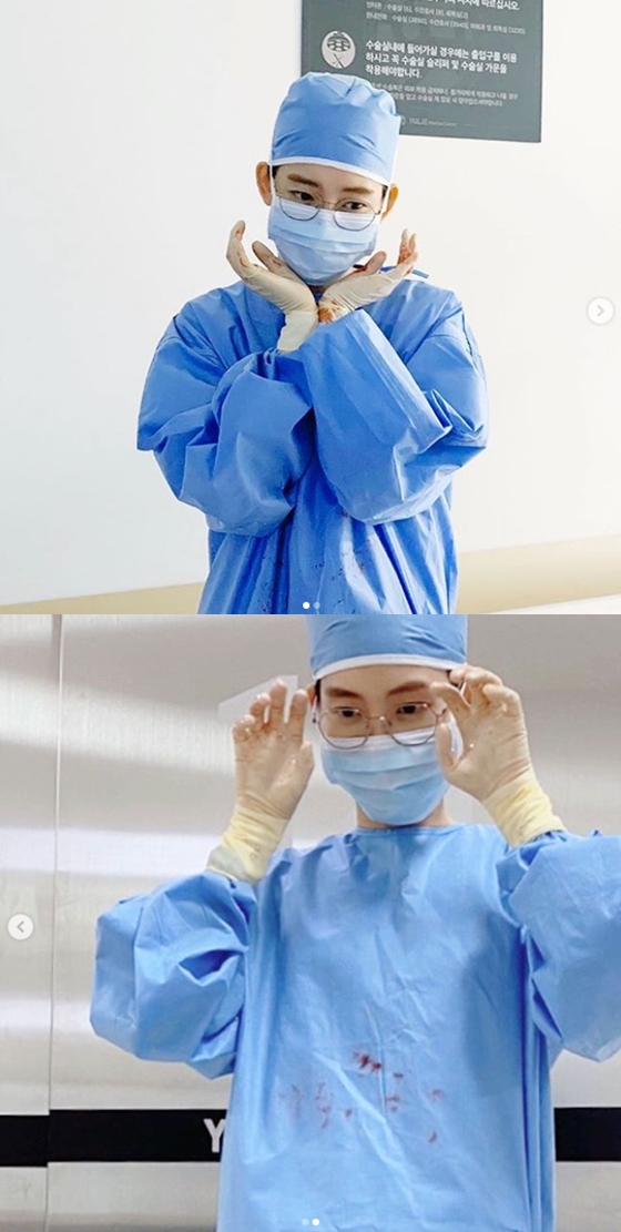 Shin Hyun Bin posted two photos on his instagram on the night of the 21st with a short article # Swearful Doctor Life.In the photo, Shin Hyun-bin, who was wearing a surgical suit, was shown. Shin Hyun-bin was wearing a calyx and attracted attention with his lovely charm.Many netizens who responded to this responded such as Lovely Winter Sam, I watched Sweet Life and My best Actor these days.Actor Kim Go-eun also commented on the post, Do you come and have a calyx?On the other hand, Shin Hyun Bin is playing the role of a winter in the TVN drama Spicy Doctor Life.