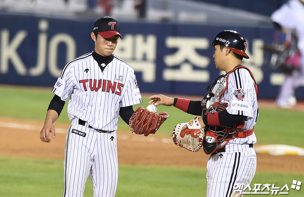 When the team is good, when it is not, fans find joy in the performance of the newcomers.This is why Kyonggi, the 21st of the LG Twins, who won a clean victory with the performances of several new players, is so happy.LG won the winning series with a 2-0 victory over the 2020 Shinhan Bank SOL KBO League Samsung Lions Lions at the Samsung Lions Park in Daegu on the 21st, and made the season 9-5 and became the second only.The batting line, which was attacked by Chae Eun-sungs two-run shot in the first inning, was somewhat frustrating, but the sound was shining enough that the score was not disappointing.It was Lee Min-hos first start in the debut, which he joined as the first nomination this year.Lee Min-ho, who had a run in four innings with 2 Kyonggi as a relief, was awarded a new start.Ryu Joong-il, who sent Chung Chan-heon down to the first group last week, smiled gently, saying, The secret weapon will come out.Born in 2001, the 18-year-old secret weapon left an impressive Kyonggi to me and the team: up to 151km/h restraint, a gallant and bold pitch.He gave up four walks in 513 innings, but he did his part and came down the Mound with one hit and two strikeouts.Ryu Joong-il, who watched Lee Min-hos pitch, raised his thumb, and Ryus satisfying heart was conveyed through his appearance without explaining it in words.The pitcher who took over the Mound to Lee Min-ho was Kim Yun-stock, who also joined the second round.Kim Yun-stock, who had a full-count match with third-runner Koo Ja-wook and a fastball-oriented pitching, eventually turned Koo Ja-wook to right fielder and then handed the Mound to Jin Woo-yong.Jeong Woo-yeong, who grounded Lee Won-seok, lightly blocked 213 innings to 26 pitches by the eighth inning.Lee Sang-kyu, who had two runs in 813 innings in the previous 7Kyonggi, first started in the save requirement and blocked one inning without a run.He gave up a walk to the leader Koo Ja-wook, but led Lee Won-seok to out-count in a single, and he finished the Kyonggi with a second baseman grounder until Lee Hak-joo.It is a victory that last years Rookie of the Year, and three players who qualify as Rookie of the Year, collaborated with senior beasts.Lee Min-ho scored his first debut win, Kim Yun-stock scored his first debut hold, and Lee Sang-kyu made his first debut save.It was a memorial to them, to the team. There are many stories to write down in the future.At least this one Kyonggi, and the future of LG through this Kyonggi, was brighter.Photo = DB