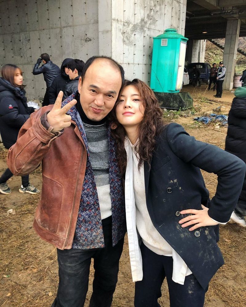 Actor Lee Sun-bin reveals scene of Team Bulldog: Off-duty Investment shootingLee Sun-bin wrote on his Instagram account on May 24, #OCN #Team Bulldog: Off-duty Investment 1st innings good on home shooter!?Meet me tomorrow in a more interesting episode two (feat, kinky mugmu-young), he wrote.Lee Sun-bin, pictured together, poses with Actor Kim Kwang-kyu.But the dust on his clothes, as if rolled in mud, represented his hardness.Lee Seo-bin is also making a tearful appearance showing tears, spreading Mascara and Algeria. His extraordinary visuals surprised the netizens.seo ji-hyun