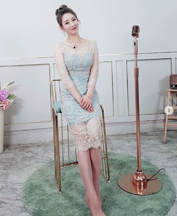Singer Ahn So-mi has released daily photosAhn So-mi said on her SNS on the 24th, The writer of Happy Youth. You take pictures so well. Last shot. No farewell party.Next time come to my house, and posted several photos with a short article.The photo shows Ahn So-mi standing in a feminine lace dress.Especially in the photo, his beautiful looks boast as colorful as colorful costumes attract Eye-catching.The ensuing photo contains daily life spending time with family members.On the other hand, Ahn So-mi appeared on the JTBC entertainment program The Most Common Family and talked about his family history.