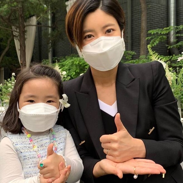 Actor Lee Yoon-ji joined daughter Rani in Lindsey Vonn thanks to herLee Yoon-ji posted an article and a photo on his SNS Instagram on the 23rd, Thank You and respect to the medical staff who are struggling at the forefront of COVID-19 with a day-to-day enduring mind.Lee Yoon-ji and daughter Lani in the public photo are taking a sign language move, which means respect while wearing a mask; the warm figure of the two mother and daughters gives a smile.Lindsey Vonn is a relay support campaign that posts pictures or videos of sign language movements that mean respect and concern on SNS such as Instagram and expresses respect and gratitude for medical staff who are working to overcome COVID-19 (a new coronavirus infection).Meanwhile, Lee Yoon-ji married dentist Jung Han-ul in 2014; and has two daughters, Rani and Soul.