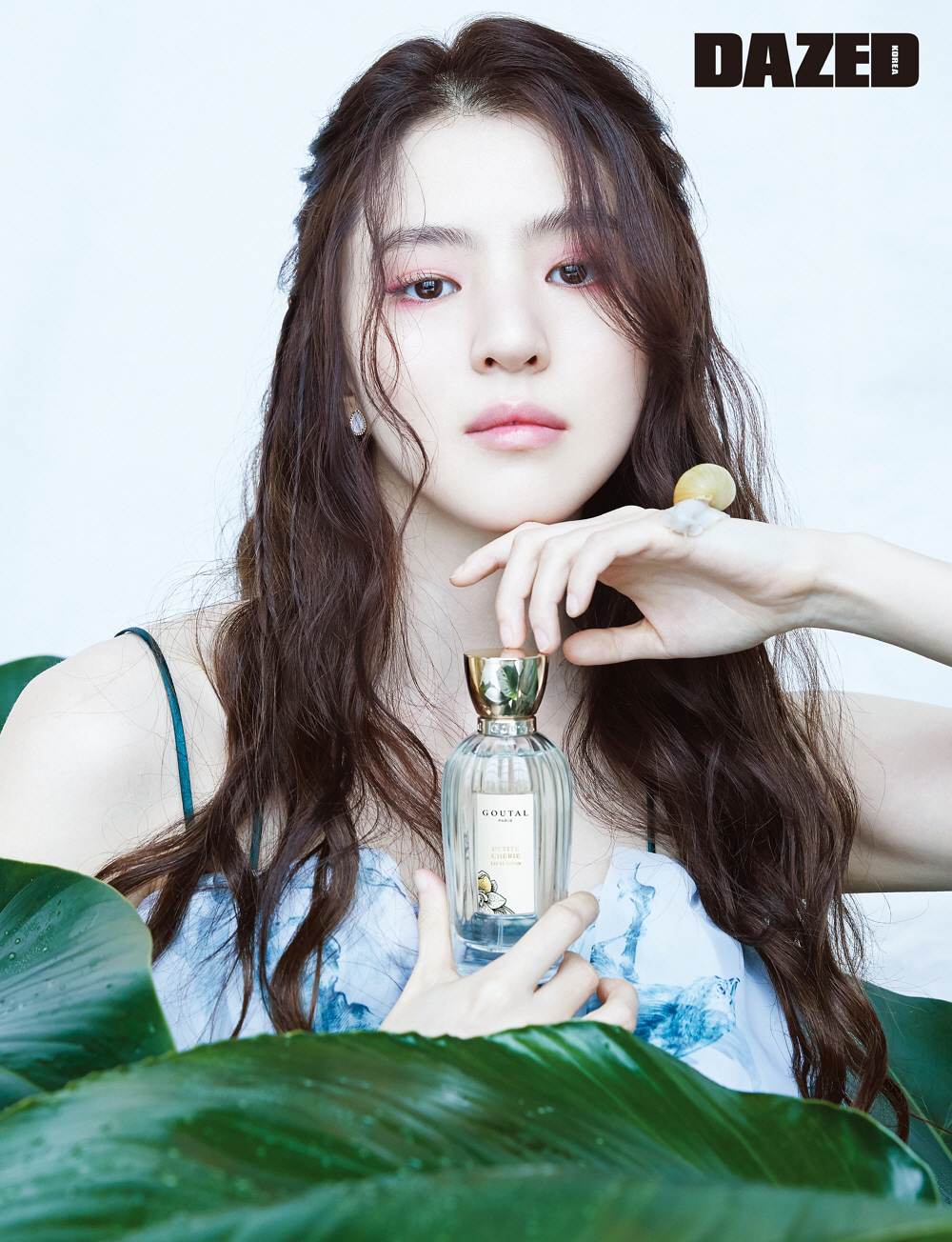 Fashion and Culture-based magazine Daysed released a lovely beauty picture taken with Actor Han So Hee in the June 2020 issue.In this Days Deed picture with her old daughter Paris, Han So Hee revealed beautiful looks that she had been able to dig up various styles from the usual innocent appearance to the shy girl.In this photo, which was directed with flowers such as fresh green leaves, snails, roses and iris, Han So Hee showed off his lovely and innocent appearance with a chiffon-based dress reminiscent of a forest fairy and a perfume Petit SherryPetit Sherry is the perfume that best captures the beauty of the old daughter Paris. It is a perfume that contains the adorableness of the sweet floral family in a warm musk.Pictures and videos of Actor Han So Hee can be found in the June issue of <Daised>, on the homepage, SNS, and YouTube.