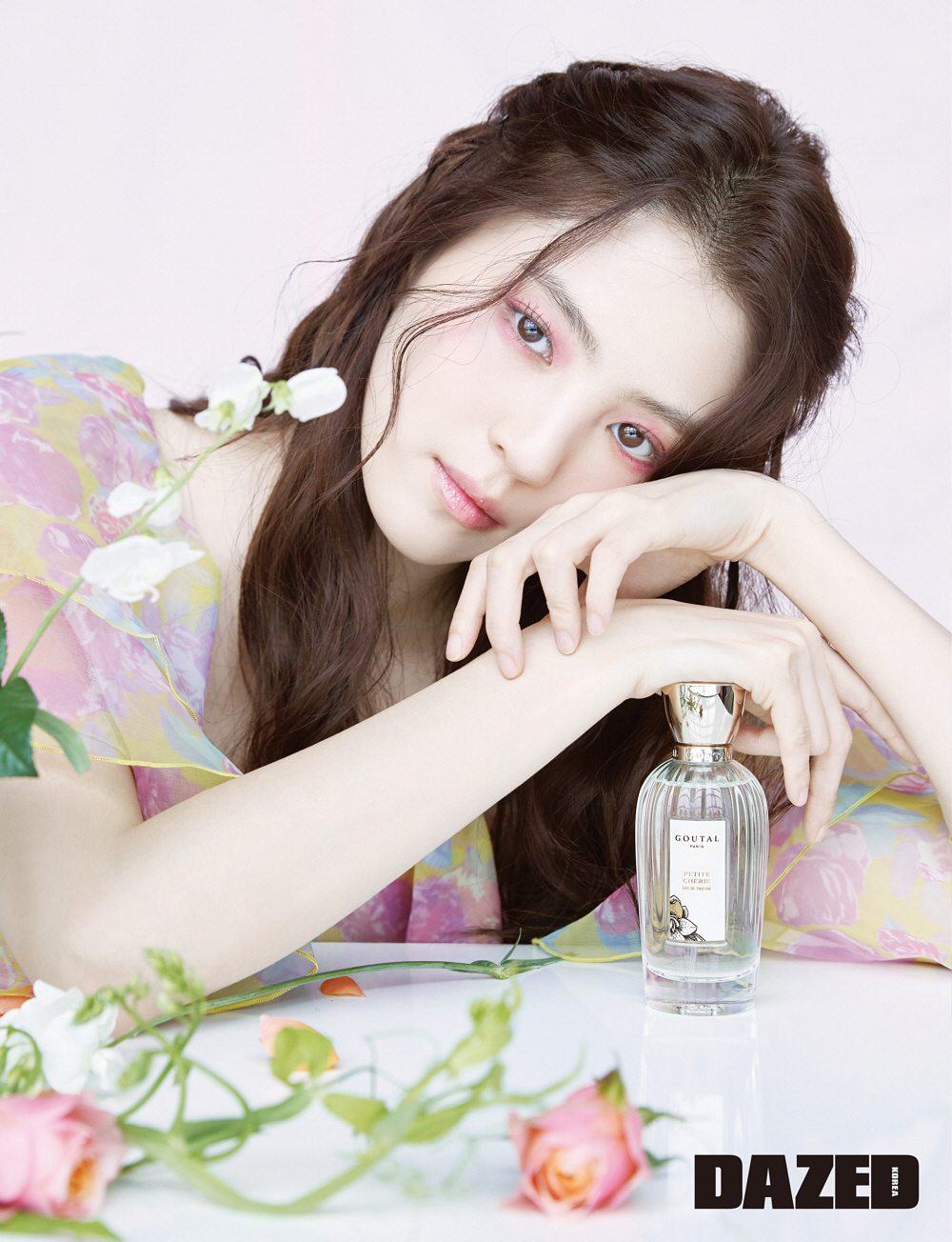 Fashion and Culture-based magazine Daysed released a lovely beauty picture taken with Actor Han So Hee in the June 2020 issue.In this Days Deed picture with her old daughter Paris, Han So Hee revealed beautiful looks that she had been able to dig up various styles from the usual innocent appearance to the shy girl.In this photo, which was directed with flowers such as fresh green leaves, snails, roses and iris, Han So Hee showed off his lovely and innocent appearance with a chiffon-based dress reminiscent of a forest fairy and a perfume Petit SherryPetit Sherry is the perfume that best captures the beauty of the old daughter Paris. It is a perfume that contains the adorableness of the sweet floral family in a warm musk.Pictures and videos of Actor Han So Hee can be found in the June issue of <Daised>, on the homepage, SNS, and YouTube.