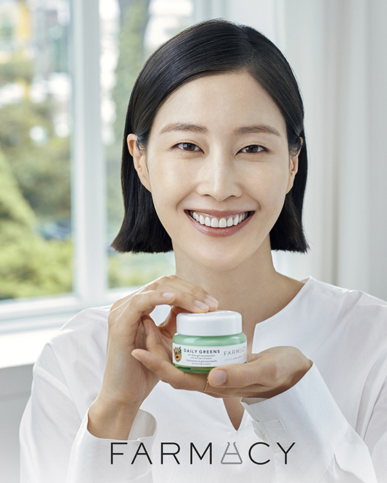 Model and broadcaster Lee Hyun-yi was selected as the Muse of the skincare brand Farmercy.Clean skincare brand FARMACY from New York announced on Saturday that it has selected Lee Hyun-yi as its brand Model.Palmer City is a brand that explores world farms directly to find good ones that are the main ingredients of the ingredients, carefully reviews soil, water and air, and cultivates plants that become the main ones of the products to show healthy clean skin care products containing natural ingredients.We decided that the brand direction of Farmacy looking for beauty in the skin and the lively and healthy lifestyle image of Model Lee Hyun-yi will be a good synergy, said a representative from Palmer City Korea. We hope you will expect Muse Lee Hyun-yi and Palmer Citys activities to be shown sequentially.Lee Hyun-yi has also promoted the expectation of netizens by pre-released the scene of fresh advertisement through personal SNS on the 22nd.Lee Hyun-yi in the public picture showed a healthy charm with a clean white shirt and transparent skin texture.Lee Hyun-yi is the back door of the top model down professional in this advertising shooting scene, leading the atmosphere of the filming scene and filling the filming scene with unique positive energy.Lee Hyun-yi also said, I will be more active as a leader of Clean Beauty in the future with the selection of Model of Farmersy, a brand that can share my healthy thoughts.Palmersey to propose Green Beauty Lifestyle with Lee Hyun-yi