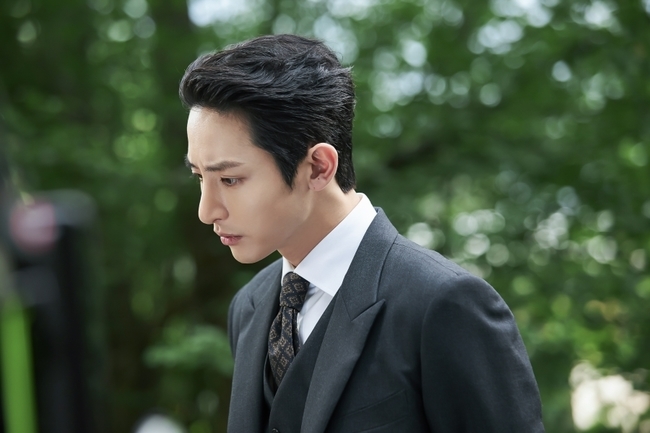 Lee Soo-hyuk, who senses the danger aimed at Jin Se-yeon in Born Again, runs to her.The Yellow Umbrella Jennifer 8 incident, which started in the past life, will happen again in KBS 2TV monthly drama Bon Again (playplayplay by Jung Soo-mi/directed by Jin Hyung-wook and Lee Hyun-seok), which will be broadcast on the 25th.In particular, unlike the case that Baek Sang-ah (Lee Soo-hyuk), a former fiancee of prosecutor Kim Soo-hyuk, imitated it and committed it, this time reminds me of the real time.Above all, the official, In-woo (Jung In-kyun), who was the real hidden at that time, disappeared with the help of Jang Hye-mi (Kim Jung-nan), and Gong Ji-cheol (Jang Ki-yong), who was known as Real, also left room for escaping through the testimony of the prison guard.In addition, the yellow umbrella contains three letters of the name of Intimacybin (Jin Se-yeon) in a red letter on the crime signature that describes the victims name and date of birth.Tensions are mounting whether she was in another danger when she was attacked in the middle of the night by being targeted by a white shark.Kim Soo-hyuk, who found it in Yellow umbrella, handed over by the detective, immediately calls Intimacy Bin with his face firmly, but only a signal without answering.His expression, full of worry and nervousness about a beloved woman, makes the heart pounding as he is tired of the hearts of the viewers, causing excitement, and running out of the scene to Intimacy Bin.bak-beauty