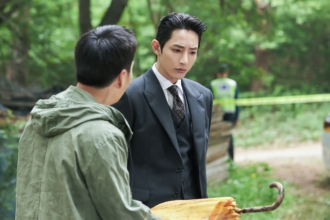 Lee Soo-hyuk, who senses the danger aimed at Jin Se-yeon in Born Again, runs to her.The Yellow Umbrella Jennifer 8 incident, which started in the past life, will happen again in KBS 2TV monthly drama Bon Again (playplayplay by Jung Soo-mi/directed by Jin Hyung-wook and Lee Hyun-seok), which will be broadcast on the 25th.In particular, unlike the case that Baek Sang-ah (Lee Soo-hyuk), a former fiancee of prosecutor Kim Soo-hyuk, imitated it and committed it, this time reminds me of the real time.Above all, the official, In-woo (Jung In-kyun), who was the real hidden at that time, disappeared with the help of Jang Hye-mi (Kim Jung-nan), and Gong Ji-cheol (Jang Ki-yong), who was known as Real, also left room for escaping through the testimony of the prison guard.In addition, the yellow umbrella contains three letters of the name of Intimacybin (Jin Se-yeon) in a red letter on the crime signature that describes the victims name and date of birth.Tensions are mounting whether she was in another danger when she was attacked in the middle of the night by being targeted by a white shark.Kim Soo-hyuk, who found it in Yellow umbrella, handed over by the detective, immediately calls Intimacy Bin with his face firmly, but only a signal without answering.His expression, full of worry and nervousness about a beloved woman, makes the heart pounding as he is tired of the hearts of the viewers, causing excitement, and running out of the scene to Intimacy Bin.bak-beauty