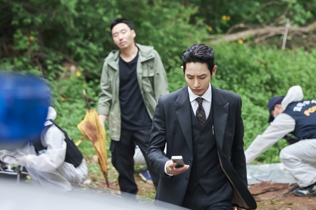 Lee Soo-hyuk, who senses the danger aimed at Jin Se-yeon in Born Again, runs to her.The Yellow Umbrella Jennifer 8 incident, which started in the past life, will happen again in KBS 2TV monthly drama Bon Again (playplayplay by Jung Soo-mi/directed by Jin Hyung-wook and Lee Hyun-seok), which will be broadcast on the 25th.In particular, unlike the case that Baek Sang-ah (Lee Soo-hyuk), a former fiancee of prosecutor Kim Soo-hyuk, imitated it and committed it, this time reminds me of the real time.Above all, the official, In-woo (Jung In-kyun), who was the real hidden at that time, disappeared with the help of Jang Hye-mi (Kim Jung-nan), and Gong Ji-cheol (Jang Ki-yong), who was known as Real, also left room for escaping through the testimony of the prison guard.In addition, the yellow umbrella contains three letters of the name of Intimacybin (Jin Se-yeon) in a red letter on the crime signature that describes the victims name and date of birth.Tensions are mounting whether she was in another danger when she was attacked in the middle of the night by being targeted by a white shark.Kim Soo-hyuk, who found it in Yellow umbrella, handed over by the detective, immediately calls Intimacy Bin with his face firmly, but only a signal without answering.His expression, full of worry and nervousness about a beloved woman, makes the heart pounding as he is tired of the hearts of the viewers, causing excitement, and running out of the scene to Intimacy Bin.bak-beauty