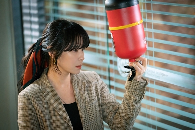 Goodcasting Choi Kang-hee properly Explosion the Wook Instinct that had been subdued, and the scene of the face-to-face encounter that burst the previous-class Fire Extinguisher Lower Drama was captured.SBS Wall Street drama Goodcasting (playwright Park Ji-ha/director Choi Young-hoon) is a cider action comedy drama about the story of women who have been pushed out of the NIS job as they are conducting the undercover agent Reiji operation.Choi Kang-hee is a NIS black agent who has entered the undercover agent Reiji operation to catch Michael Lee, an industrial spy who lost his colleagues life. He is receiving a hot response with his deep emotion Acting and Explosional Action Acting.In this regard, in the 9th episode of Good Casting, which will be broadcast on May 25, Choi Kang-hee will visit Jung In-gi and openly expand his anger, Fire Extinguisher Hageuksang, which will be unfolded and the story will be unfolded.In the play, Baek Chan-mi visited the scene of an emergency meeting presided over by NIS President Seo Guk-hwan.Baek Chan-mi can not enter the conference hall and is restless outside the window, and suddenly she shows her instinct to break the window with a fire extinguisher with one hand.In the end, Seo Guk-hwan, who is less than enough, will run out and stand in front of Baek Chan-mi and face each other.Last broadcast, Baek Chan-mi and NIS agents hacked into the cell phone of Ok Chul (Kim Yong-hee), who is in contact with Michaeli, and found out Michaelis phone number, and called Baek Chan-mis cell phone to trace the location.However, the main character of the phone number was the NIS director Seo Kook-hwan.Seo Guk-hwan felt threatened by the end of the knife of the agents investigation pointing at him, and eventually ordered him to process quietly by attaching a person behind Baek Chan-mi.It is increasing tension whether Baek Chan-mi, who had been attacked by a syringe on the back of his neck by an agent sent by Seo Guk-hwan, was able to escape from the extreme crisis and whether Baek Chan-mi noticed that the agent who attacked him had sent him.Choi Kang-hees Fire Extinguisher Hageuksang was filmed at SBS Tanhyeon Production Center in Ilsan, Gyeonggi Province last November.At the scene where all the major actors of Good Casting gathered, Actors asked each other for their regards and told them about the recent situation.Choi Kang-hee approached Jung In-gi, who had to breathe together, and greeted him and repeated the scene by matching the ambassadors together. He was immersed in the emotions and showed perfect embodied in the character situation in despair and anger.Choi Kang-hee laughed and laughed at the cheers of his colleagues who burst out with the cut sound.bak-beauty