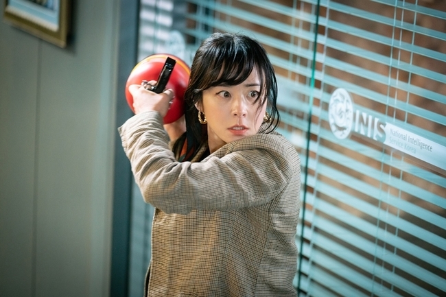 Goodcasting Choi Kang-hee properly Explosion the Wook Instinct that had been subdued, and the scene of the face-to-face encounter that burst the previous-class Fire Extinguisher Lower Drama was captured.SBS Wall Street drama Goodcasting (playwright Park Ji-ha/director Choi Young-hoon) is a cider action comedy drama about the story of women who have been pushed out of the NIS job as they are conducting the undercover agent Reiji operation.Choi Kang-hee is a NIS black agent who has entered the undercover agent Reiji operation to catch Michael Lee, an industrial spy who lost his colleagues life. He is receiving a hot response with his deep emotion Acting and Explosional Action Acting.In this regard, in the 9th episode of Good Casting, which will be broadcast on May 25, Choi Kang-hee will visit Jung In-gi and openly expand his anger, Fire Extinguisher Hageuksang, which will be unfolded and the story will be unfolded.In the play, Baek Chan-mi visited the scene of an emergency meeting presided over by NIS President Seo Guk-hwan.Baek Chan-mi can not enter the conference hall and is restless outside the window, and suddenly she shows her instinct to break the window with a fire extinguisher with one hand.In the end, Seo Guk-hwan, who is less than enough, will run out and stand in front of Baek Chan-mi and face each other.Last broadcast, Baek Chan-mi and NIS agents hacked into the cell phone of Ok Chul (Kim Yong-hee), who is in contact with Michaeli, and found out Michaelis phone number, and called Baek Chan-mis cell phone to trace the location.However, the main character of the phone number was the NIS director Seo Kook-hwan.Seo Guk-hwan felt threatened by the end of the knife of the agents investigation pointing at him, and eventually ordered him to process quietly by attaching a person behind Baek Chan-mi.It is increasing tension whether Baek Chan-mi, who had been attacked by a syringe on the back of his neck by an agent sent by Seo Guk-hwan, was able to escape from the extreme crisis and whether Baek Chan-mi noticed that the agent who attacked him had sent him.Choi Kang-hees Fire Extinguisher Hageuksang was filmed at SBS Tanhyeon Production Center in Ilsan, Gyeonggi Province last November.At the scene where all the major actors of Good Casting gathered, Actors asked each other for their regards and told them about the recent situation.Choi Kang-hee approached Jung In-gi, who had to breathe together, and greeted him and repeated the scene by matching the ambassadors together. He was immersed in the emotions and showed perfect embodied in the character situation in despair and anger.Choi Kang-hee laughed and laughed at the cheers of his colleagues who burst out with the cut sound.bak-beauty