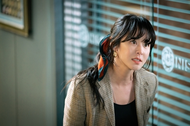 Goodcasting Choi Kang-hee properly Explosion the Wook Instinct that had been subdued, and the scene of the face-to-face encounter that burst the previous-class Fire Extinguisher Lower Drama was captured.SBS Wall Street drama Goodcasting (playwright Park Ji-ha/director Choi Young-hoon) is a cider action comedy drama about the story of women who have been pushed out of the NIS job as they are conducting the undercover agent Reiji operation.Choi Kang-hee is a NIS black agent who has entered the undercover agent Reiji operation to catch Michael Lee, an industrial spy who lost his colleagues life. He is receiving a hot response with his deep emotion Acting and Explosional Action Acting.In this regard, in the 9th episode of Good Casting, which will be broadcast on May 25, Choi Kang-hee will visit Jung In-gi and openly expand his anger, Fire Extinguisher Hageuksang, which will be unfolded and the story will be unfolded.In the play, Baek Chan-mi visited the scene of an emergency meeting presided over by NIS President Seo Guk-hwan.Baek Chan-mi can not enter the conference hall and is restless outside the window, and suddenly she shows her instinct to break the window with a fire extinguisher with one hand.In the end, Seo Guk-hwan, who is less than enough, will run out and stand in front of Baek Chan-mi and face each other.Last broadcast, Baek Chan-mi and NIS agents hacked into the cell phone of Ok Chul (Kim Yong-hee), who is in contact with Michaeli, and found out Michaelis phone number, and called Baek Chan-mis cell phone to trace the location.However, the main character of the phone number was the NIS director Seo Kook-hwan.Seo Guk-hwan felt threatened by the end of the knife of the agents investigation pointing at him, and eventually ordered him to process quietly by attaching a person behind Baek Chan-mi.It is increasing tension whether Baek Chan-mi, who had been attacked by a syringe on the back of his neck by an agent sent by Seo Guk-hwan, was able to escape from the extreme crisis and whether Baek Chan-mi noticed that the agent who attacked him had sent him.Choi Kang-hees Fire Extinguisher Hageuksang was filmed at SBS Tanhyeon Production Center in Ilsan, Gyeonggi Province last November.At the scene where all the major actors of Good Casting gathered, Actors asked each other for their regards and told them about the recent situation.Choi Kang-hee approached Jung In-gi, who had to breathe together, and greeted him and repeated the scene by matching the ambassadors together. He was immersed in the emotions and showed perfect embodied in the character situation in despair and anger.Choi Kang-hee laughed and laughed at the cheers of his colleagues who burst out with the cut sound.bak-beauty