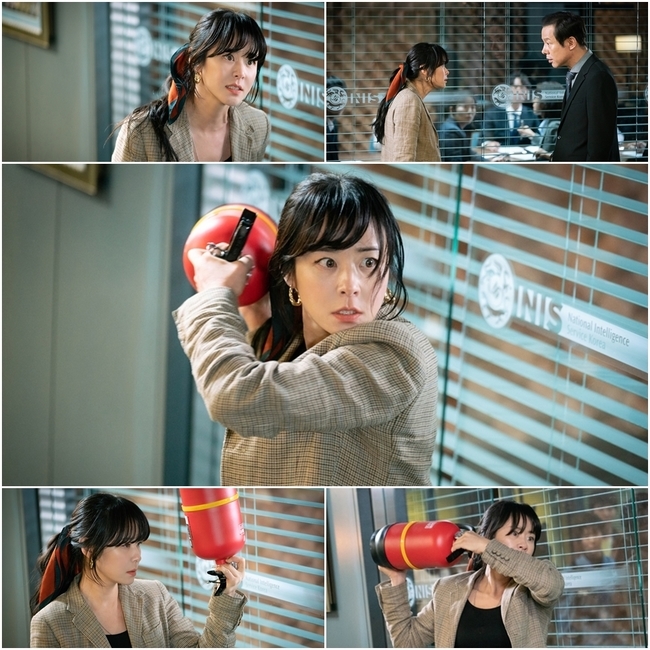 Goodcasting Choi Kang-hee properly Explosion the Wook Instinct that had been subdued, and the scene of the face-to-face encounter that burst the previous-class Fire Extinguisher Lower Drama was captured.SBS Wall Street drama Goodcasting (playwright Park Ji-ha/director Choi Young-hoon) is a cider action comedy drama about the story of women who have been pushed out of the NIS job as they are conducting the undercover agent Reiji operation.Choi Kang-hee is a NIS black agent who has entered the undercover agent Reiji operation to catch Michael Lee, an industrial spy who lost his colleagues life. He is receiving a hot response with his deep emotion Acting and Explosional Action Acting.In this regard, in the 9th episode of Good Casting, which will be broadcast on May 25, Choi Kang-hee will visit Jung In-gi and openly expand his anger, Fire Extinguisher Hageuksang, which will be unfolded and the story will be unfolded.In the play, Baek Chan-mi visited the scene of an emergency meeting presided over by NIS President Seo Guk-hwan.Baek Chan-mi can not enter the conference hall and is restless outside the window, and suddenly she shows her instinct to break the window with a fire extinguisher with one hand.In the end, Seo Guk-hwan, who is less than enough, will run out and stand in front of Baek Chan-mi and face each other.Last broadcast, Baek Chan-mi and NIS agents hacked into the cell phone of Ok Chul (Kim Yong-hee), who is in contact with Michaeli, and found out Michaelis phone number, and called Baek Chan-mis cell phone to trace the location.However, the main character of the phone number was the NIS director Seo Kook-hwan.Seo Guk-hwan felt threatened by the end of the knife of the agents investigation pointing at him, and eventually ordered him to process quietly by attaching a person behind Baek Chan-mi.It is increasing tension whether Baek Chan-mi, who had been attacked by a syringe on the back of his neck by an agent sent by Seo Guk-hwan, was able to escape from the extreme crisis and whether Baek Chan-mi noticed that the agent who attacked him had sent him.Choi Kang-hees Fire Extinguisher Hageuksang was filmed at SBS Tanhyeon Production Center in Ilsan, Gyeonggi Province last November.At the scene where all the major actors of Good Casting gathered, Actors asked each other for their regards and told them about the recent situation.Choi Kang-hee approached Jung In-gi, who had to breathe together, and greeted him and repeated the scene by matching the ambassadors together. He was immersed in the emotions and showed perfect embodied in the character situation in despair and anger.Choi Kang-hee laughed and laughed at the cheers of his colleagues who burst out with the cut sound.bak-beauty