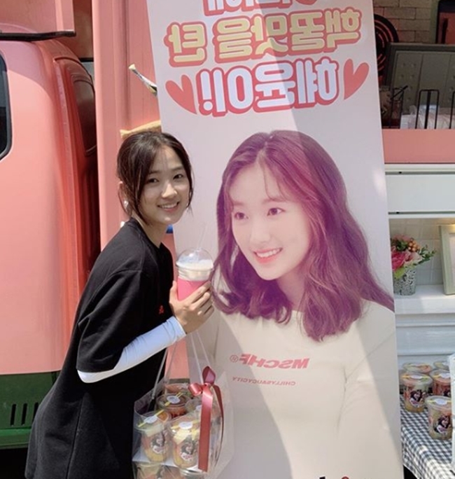 Actor Kim Hye-yoon received a gift from Coffee or Tea from his agency.Kim Hye-yoon posted on his instagram on May 24th, Thank you, I love you # Wool Company # Chan Chan Chan.Kim Hye-yoon in the photo stands in front of Coffee or Tea and stares at the camera with a bright smile.Kim Hye-yoons freshness and youthfulness were conveyed over the camera, making fans happy.The group April member Na Eun, who saw this, cheered with a comment saying Hye Yoon Fighting.seo ji-hyun