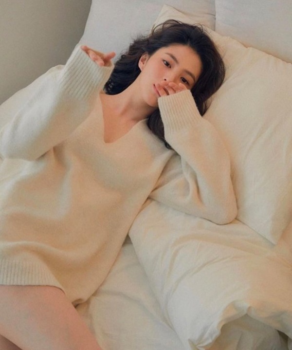 Actor Han So Hee flaunts her innocent charmHan So Hee posted a picture of himself on his SNS 24 Days without any comment.In the photo, Han So Hee, who is lying on a bed wearing a white knit, was featured. Especially, he was wearing a knit, and he was attracted to his eyes because he showed off his delicate appearance.Han So Hee played the role of Lee Tae-oh (Park Hae-joon) as a female actress, Han So Hee, in JTBC Dramas World of Couples, which ended on the 16th.
