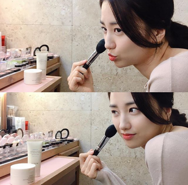Park Ha-sun has revealed a lovely recent situation.Actor Park Ha-sun posted a picture on her Instagram account of the last 24 Days with the caption: Love...Park Ha-sun in the public photo is making a playful look with a makeup tool on his face.Her fruity, pleasing look and neat vibe thrilled fans.The Swindlers who saw the pictures said, Its pretty again, Beauty is more than flowers, What is still a pretty secret?, praised the beautiful look of Park Ha-sun.Park Ha-sun has a daughter with Actor Ryu Soo-young in 2017 and marriages herOn the other hand, Park Ha-sun will appear in the TVN drama Sanhu Cooking Center scheduled to air in the second half.Photo Park Ha-sun SNS