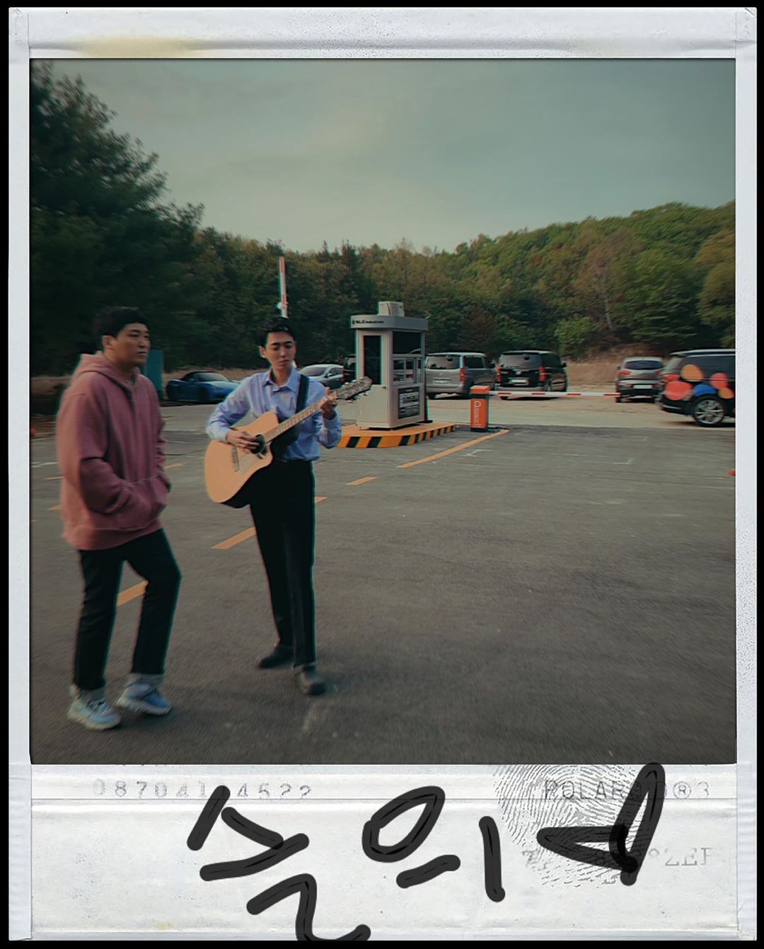 Actor Jung Kyung-ho has released a two-shot with Kim Dae-myung.Jung Kyung-ho posted a picture on his Instagram on the 25th with an article entitled My Friend Stone # Hospital Playlist # Slow.Jung Kyung-ho, in the public photo, stands on the road with Kim Dae-myung, wearing a guitar. With the warm appearance of the two, Polaroid-like photos attract attention.Jung Kyung-ho and Kim Dae-myung are appearing in the TVN drama Spicy Doctor Life as Kim Jun-hwan and Yang Seok-hyung.Photo: Jung Kyung-ho Instagram