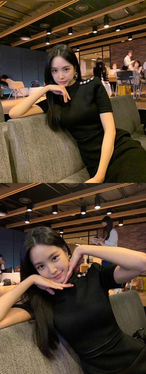 Singer and Actor Son Na-eun boasted Sezel Ye beautiful looks.Son Na-eun posted several photos and articles on his Instagram account on the 25th.On this day, Son Na-eun promoted Drama, who is appearing, leaving an article entitled Ill have dinner with you.In another photo, Son Na-eun showed a refreshing charm with his hand calyxing, causing fans to heartbeat.On the other hand, Son Na-eun is appearing on MBC Drama Would you like to have dinner with me?