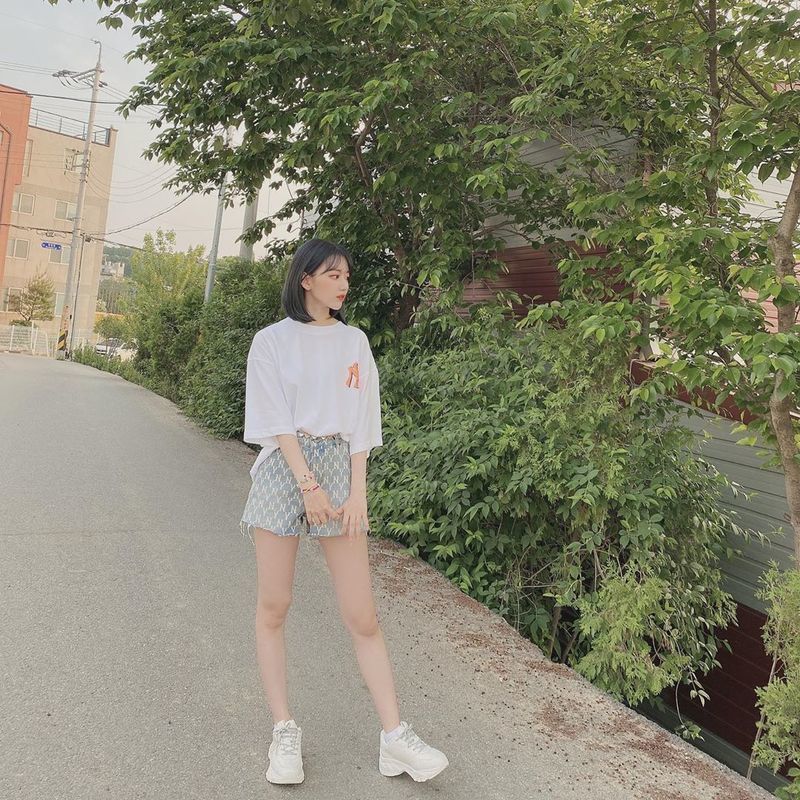 Group IZ*ONE member Miyawaki Sakura reported on the latest situation.Miyawaki Sakura posted several photos on May 25th with an article entitled Biz is in fashion these days on the IZ*ONE official Instagram.In the photo, Sakura poses in various poses with white tees and shorts, with a slender figure and clear features that exude admiration, especially with a refreshing and lovely atmosphere.park jung-min
