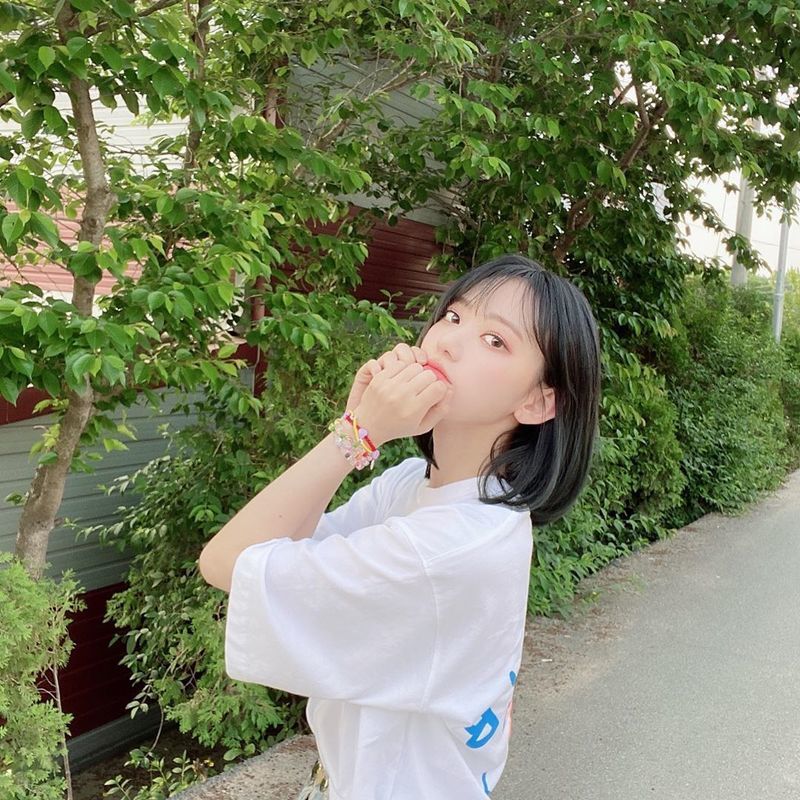Group IZ*ONE member Miyawaki Sakura reported on the latest situation.Miyawaki Sakura posted several photos on May 25th with an article entitled Biz is in fashion these days on the IZ*ONE official Instagram.In the photo, Sakura poses in various poses with white tees and shorts, with a slender figure and clear features that exude admiration, especially with a refreshing and lovely atmosphere.park jung-min
