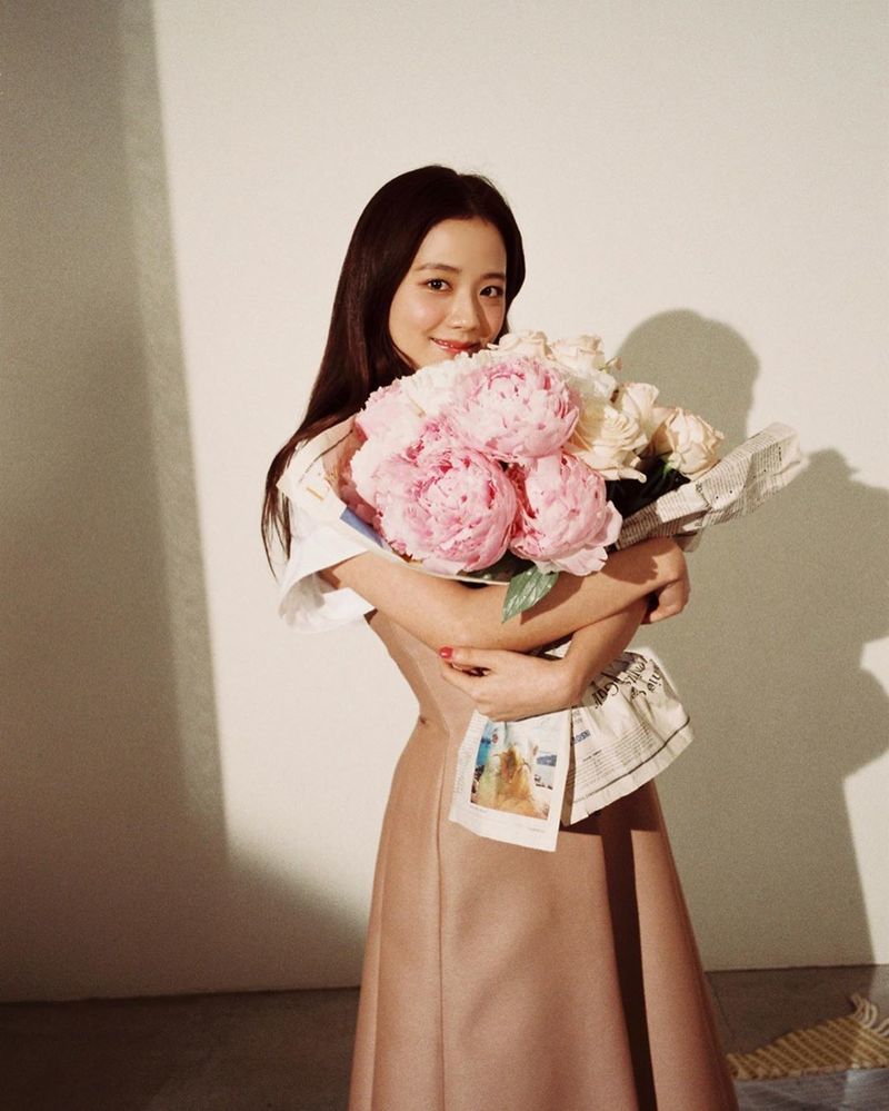 BLACKPINK JiSoo has delivered a lovely recent situation.JiSoo posted several photos on May 26 with an article entitled Miss Dior on his personal instagram.In the photo, JiSoo smiled lovingly with a big bouquet, and he looked playful. His big eyes and innocent features were admiring.On the other hand, BLACKPINK, which JiSoo belongs to, participated in the feature of the 6th album Saw Candy, which will be released on May 29th.park jung-min