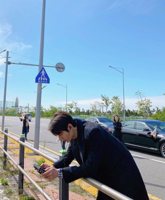 Actor Lee Min-ho has unveiled the Drama The King: Monarch of Eternity still cut.Lee Min-ho posted two photos on his instagram on the 25th without any writing.In the public photos, there is a picture of Lee Min-ho who is watching something hard in the middle of shooting.The netizens who responded to this responded that they wanted to see it quickly, I really love you, and I will always support you.Meanwhile, Lee Min-ho plays the role of the emperor of the Korean Empire Igon in SBS Drama The King: Monarch of Eternity which is currently on air.