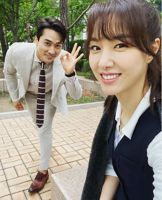 Seo Ji-hye posted a picture on his Instagram on the 26th with an article entitled # I want to eat dinner together today, please use the room today, okay?The photo showed Song Seung-heon and Seo Ji-hye, who are playing OK hand gestures, and the two attracted viewers with their strangely similar visuals.He also laughed brightly and caused extraordinary chemistry and excitement.The netizens who watched this responded such as I will use the room today, Pretty and handsome good-looking couple and Kimi is a big hit.On the other hand, MBC drama I want to eat dinner starring Seo Ji-hye and Song Seung-heon is broadcast every Monday and Tuesday at 9:30 pm.