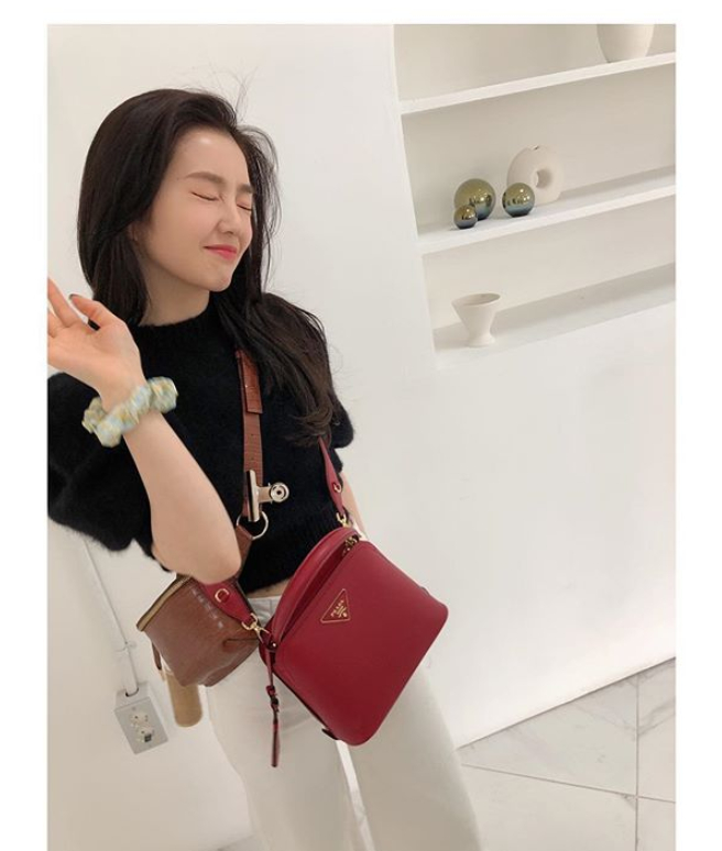Group Red Velvet Irene flaunted her innocent visualsIrene posted several photos on her instagram on the 25th.Fans who watched the photos admired Irenes beautiful looks, such as I feel a small face, I see my sister beautiful looks and faint, I will taste the mirror.Meanwhile Irene is preparing to make her unit debut with Red Velvet member Seulgi.Photo Irene SNS