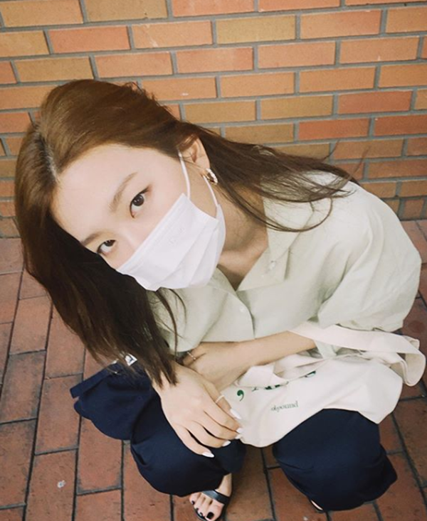 Group Red Velvet Seulgi has revealed its natural routine.On Wednesday, Seulgi released a photo of herself outside the house with Mask on her Instagram.In the photo, Seulgi showed off her fashionista downside in the fashion of Kuanku (decorating as if she were not dressed up).Seulgi, who has a natural flowing straight hair and a makeup-free appearance, matches the eco bag and cap hat to create a neat styling.The netizens said, Even if you use Mask, Seulgi Beautiful looks are still, It is small but hard to imitate fashion, It is hanbok if I wear such clothes, It is cool, Seulgi face hard carry, Fighting today!, Unit comeback is expected to fight and so on.Meanwhile, Red Velvet Seulgi has anticipated his first unit activity with member Irene.The two men have been breathing once with the SM Rookies SR14G Seulgi and Irene before debut.Photo Seulgi SNS