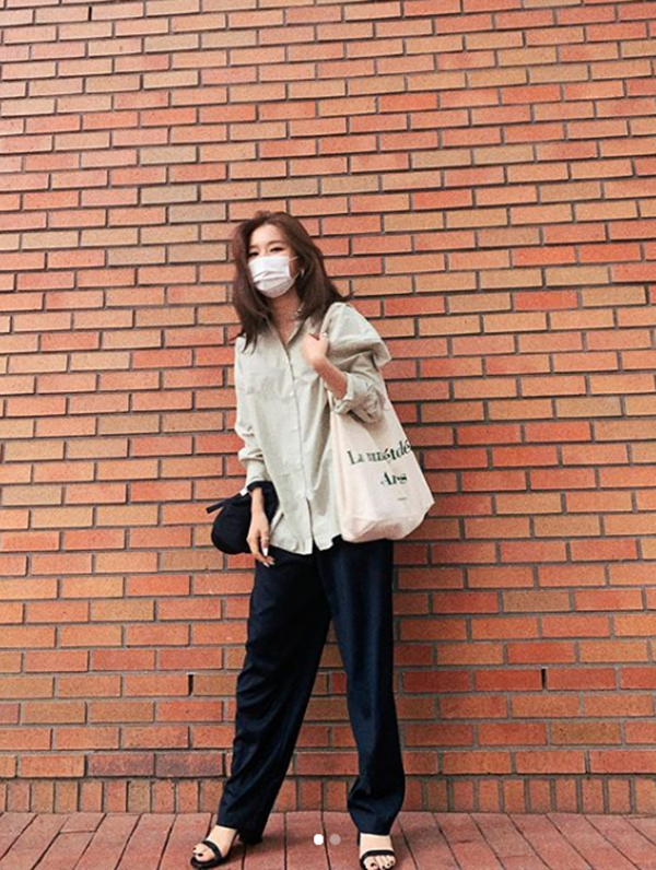 Group Red Velvet Seulgi has revealed its natural routine.On Wednesday, Seulgi released a photo of herself outside the house with Mask on her Instagram.In the photo, Seulgi showed off her fashionista downside in the fashion of Kuanku (decorating as if she were not dressed up).Seulgi, who has a natural flowing straight hair and a makeup-free appearance, matches the eco bag and cap hat to create a neat styling.The netizens said, Even if you use Mask, Seulgi Beautiful looks are still, It is small but hard to imitate fashion, It is hanbok if I wear such clothes, It is cool, Seulgi face hard carry, Fighting today!, Unit comeback is expected to fight and so on.Meanwhile, Red Velvet Seulgi has anticipated his first unit activity with member Irene.The two men have been breathing once with the SM Rookies SR14G Seulgi and Irene before debut.Photo Seulgi SNS